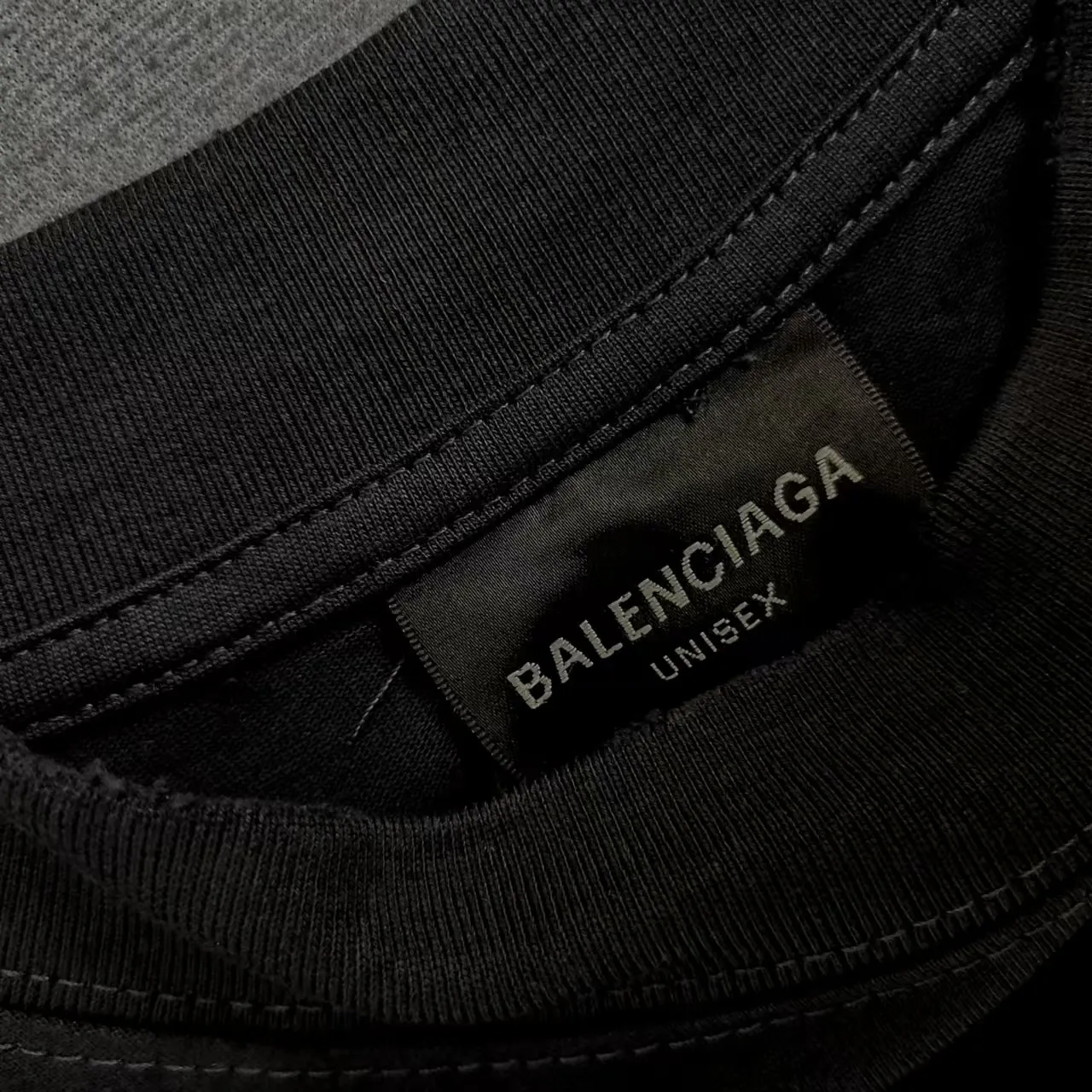 The top version of the Balenciaga Mins joint series, portrait printed long-sleeved T-shirt, same style for men and women, simple yet stylish retro, made of original custom-made high-weight double-ply fabric, the fabric has a solid feel and is very classy. It is close-fitting, soft and delicate, very refined, shows taste, and has a loose OS cut, which is in line with the current trend aesthetic. Original fabric, the same official style, customized 400g terry double-ply fabric + thread dyed fabric in the same vat, very comfortable to the touch, synchronized with the latest counters in autumn and winter, OS off-shoulder version, fashionable and individual, super versatile and good-looking, very suitable for both men and women, a must-have style, hang tag, collar label, washed wheat, complete with three standards, color: black, size: S-L P:320