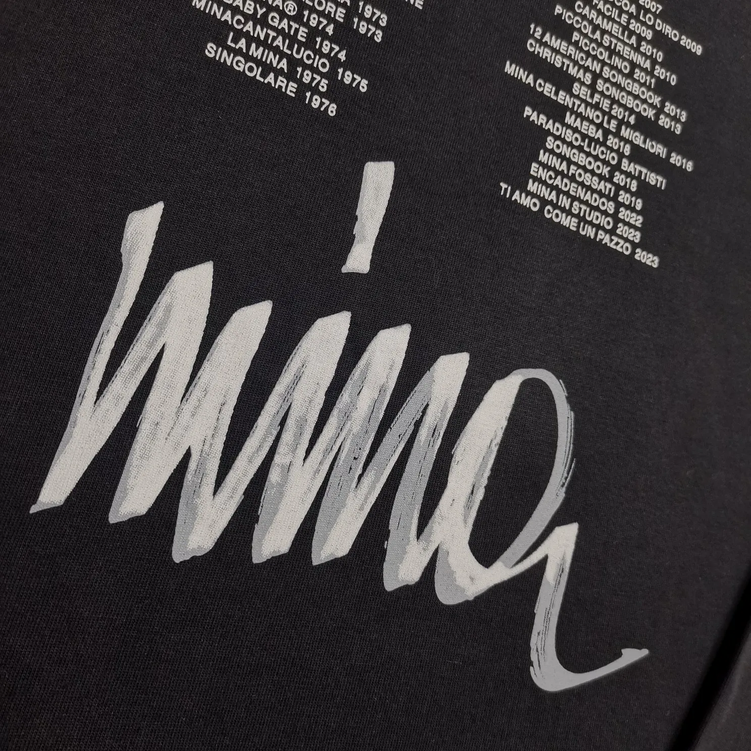The top version of the Balenciaga Mins joint series, portrait printed long-sleeved T-shirt, same style for men and women, simple yet stylish retro, made of original custom-made high-weight double-ply fabric, the fabric has a solid feel and is very classy. It is close-fitting, soft and delicate, very refined, shows taste, and has a loose OS cut, which is in line with the current trend aesthetic. Original fabric, the same official style, customized 400g terry double-ply fabric + thread dyed fabric in the same vat, very comfortable to the touch, synchronized with the latest counters in autumn and winter, OS off-shoulder version, fashionable and individual, super versatile and good-looking, very suitable for both men and women, a must-have style, hang tag, collar label, washed wheat, complete with three standards, color: black, size: S-L P:320