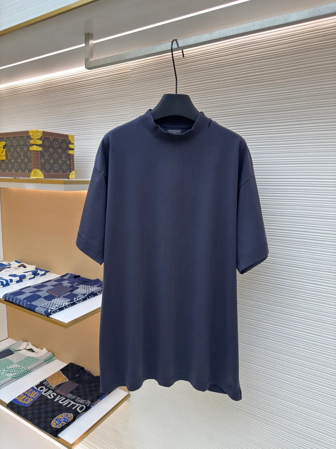 Balenciaga Masking Tape Short Sleeves ●Authentic product: Purchased and developed by 4002 ●Item No.: 1680276-A35 ●Fabric: Ribbed process ●Technology: Washed and brushed ●Version: Fitted version ●Weight: about 365 grams ●Size: 1-2-3-4 ●Description: The sleeves and hem are worn with a frayed effect. The lining is clean, no ends, no excess edges, the shoulders are frayed, and the stitching is straight. Three-needle and five-thread craftsmanship. The shoulders are lined with taping. The fabric is made of distressed washed and brushed technology. The collar is designed with frayed holes. The ribbed fabric is custom-woven and dyed. The color is consistent and there is no color difference. Masking tape letters are used on the chest. The overall process of heavy craftsmanship. The washed fabric is comfortable and soft. The effect is worn and washed. The letters on the back are manually counter-positioned and shaped with a hot plate for glue printing. The overall wiring is straight and delicate, the fabric is comfortable and soft, and the color is consistent without color difference. It can be matched with the same style to create a fashionable look and control various occasions. Customized accessories, complete with three standards, same style for men and women!