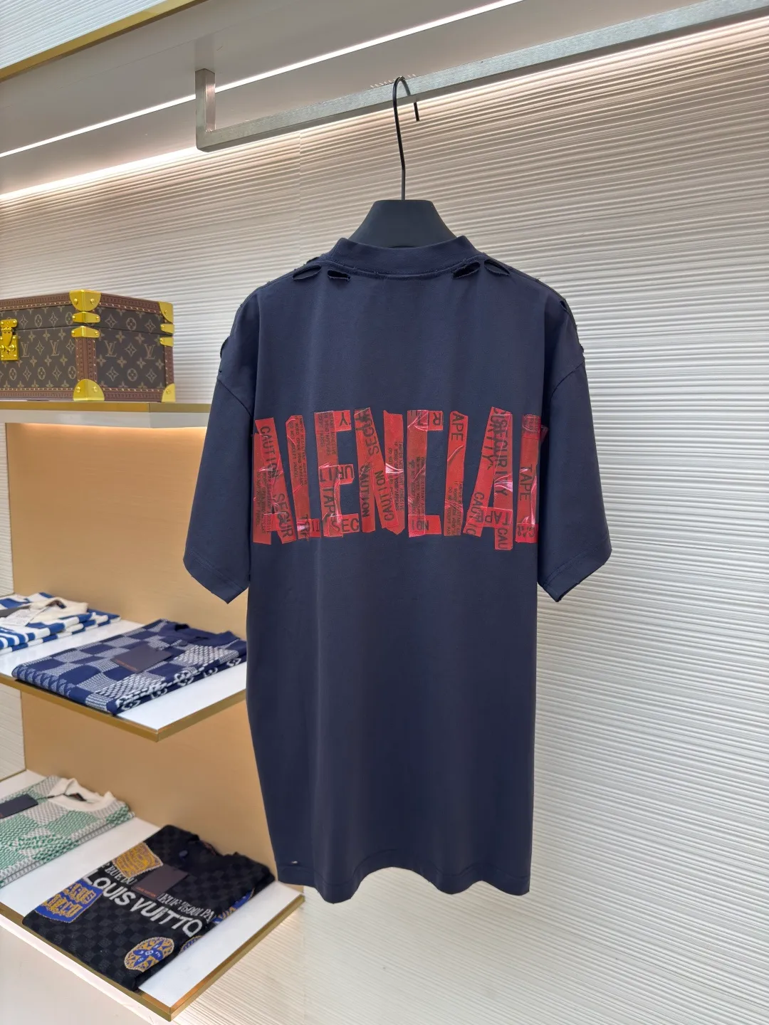 Balenciaga Masking Tape Short Sleeves ●Authentic product: Purchased and developed by 4002 ●Item No.: 1680276-A35 ●Fabric: Ribbed process ●Technology: Washed and brushed ●Version: Fitted version ●Weight: about 365 grams ●Size: 1-2-3-4 ●Description: The sleeves and hem are worn with a frayed effect. The lining is clean, no ends, no excess edges, the shoulders are frayed, and the stitching is straight. Three-needle and five-thread craftsmanship. The shoulders are lined with taping. The fabric is made of distressed washed and brushed technology. The collar is designed with frayed holes. The ribbed fabric is custom-woven and dyed. The color is consistent and there is no color difference. Masking tape letters are used on the chest. The overall process of heavy craftsmanship. The washed fabric is comfortable and soft. The effect is worn and washed. The letters on the back are manually counter-positioned and shaped with a hot plate for glue printing. The overall wiring is straight and delicate, the fabric is comfortable and soft, and the color is consistent without color difference. It can be matched with the same style to create a fashionable look and control various occasions. Customized accessories, complete with three standards, same style for men and women!