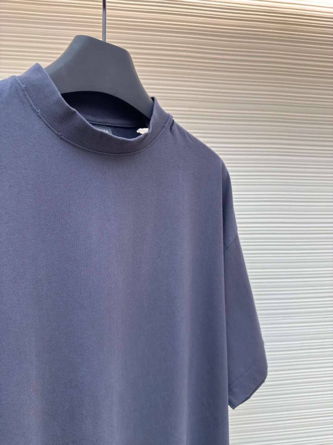 Balenciaga Masking Tape Short Sleeves ●Authentic product: Purchased and developed by 4002 ●Item No.: 1680276-A35 ●Fabric: Ribbed process ●Technology: Washed and brushed ●Version: Fitted version ●Weight: about 365 grams ●Size: 1-2-3-4 ●Description: The sleeves and hem are worn with a frayed effect. The lining is clean, no ends, no excess edges, the shoulders are frayed, and the stitching is straight. Three-needle and five-thread craftsmanship. The shoulders are lined with taping. The fabric is made of distressed washed and brushed technology. The collar is designed with frayed holes. The ribbed fabric is custom-woven and dyed. The color is consistent and there is no color difference. Masking tape letters are used on the chest. The overall process of heavy craftsmanship. The washed fabric is comfortable and soft. The effect is worn and washed. The letters on the back are manually counter-positioned and shaped with a hot plate for glue printing. The overall wiring is straight and delicate, the fabric is comfortable and soft, and the color is consistent without color difference. It can be matched with the same style to create a fashionable look and control various occasions. Customized accessories, complete with three standards, same style for men and women!