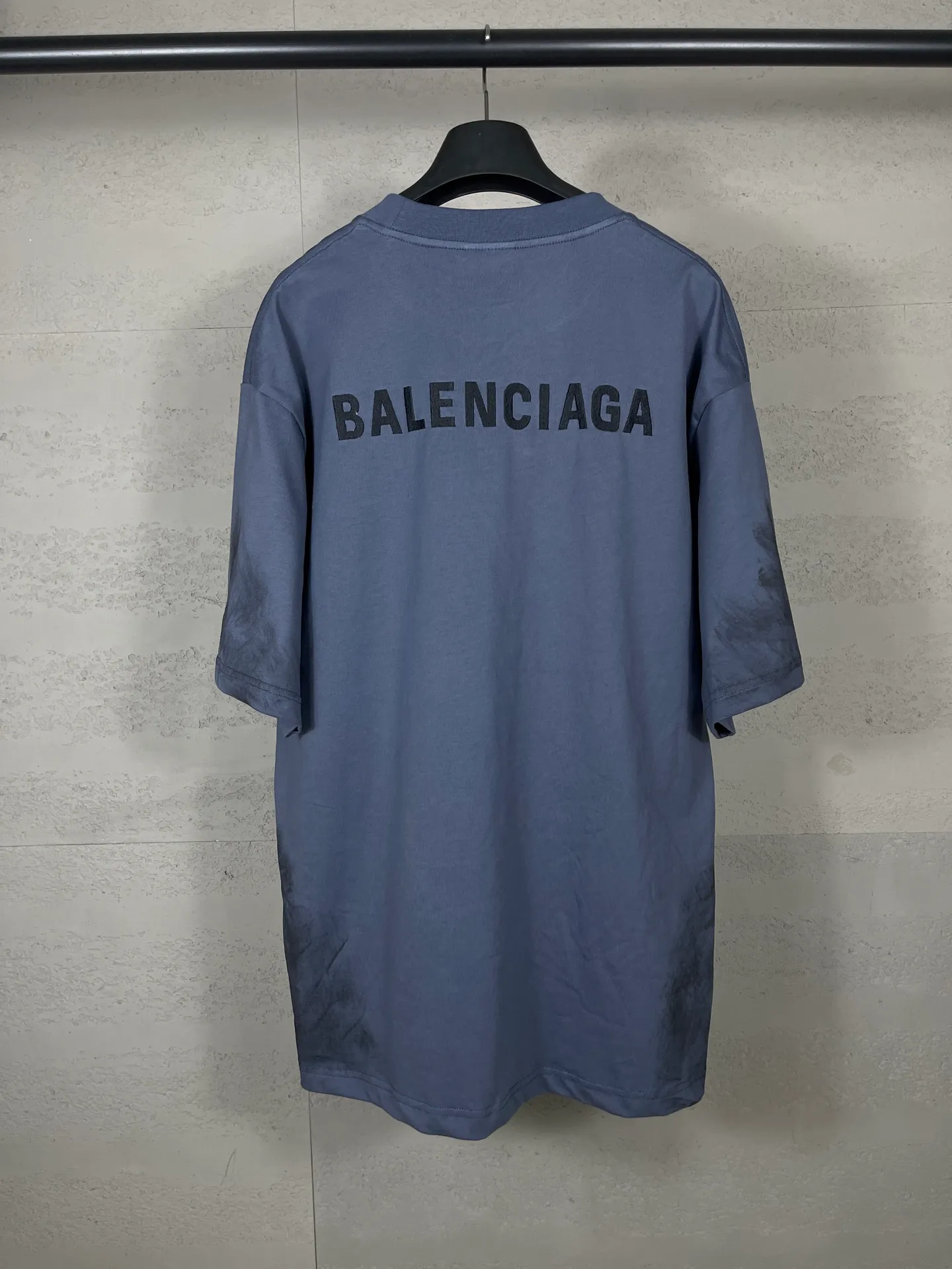 🅿️210 Real photos [Top version. Official website quality] BALENCI*GA/Paris #2025 new style. Front and back letter LOGO embroidery, hand-painted graffiti, distressed short-sleeved T-shirt, full of design. Welcome to compare. Notice! ️The fabric uses genuine environmentally friendly dyes, custom-woven and dyed 100% cotton double yarn, weight 260 grams, the cloth surface is clean. The cloth pattern is clear, soft and comfortable. The threads are dyed with no color difference. The classic letter LOGO is embroidered using imported Tajima embroidery machine. Ready-to-wear hand drawn doodles. Extra heavy craftsmanship. . Restore brick cabinets, adopt OS loose shoulder style. Same style for men and women. Code: BL253718 Color: dark gray blue Size: XS S M L