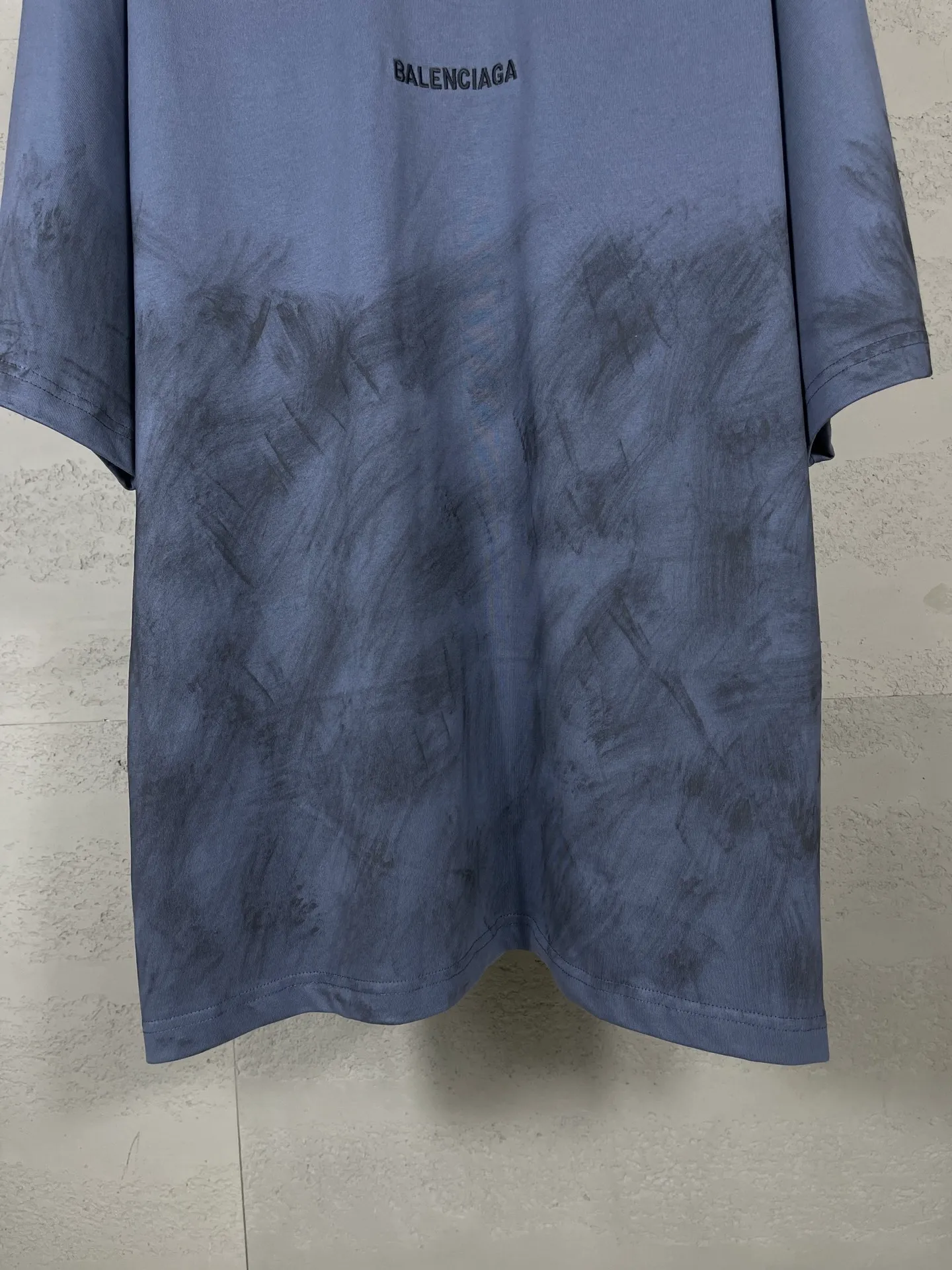 🅿️210 Real photos [Top version. Official website quality] BALENCI*GA/Paris #2025 new style. Front and back letter LOGO embroidery, hand-painted graffiti, distressed short-sleeved T-shirt, full of design. Welcome to compare. Notice! ️The fabric uses genuine environmentally friendly dyes, custom-woven and dyed 100% cotton double yarn, weight 260 grams, the cloth surface is clean. The cloth pattern is clear, soft and comfortable. The threads are dyed with no color difference. The classic letter LOGO is embroidered using imported Tajima embroidery machine. Ready-to-wear hand drawn doodles. Extra heavy craftsmanship. . Restore brick cabinets, adopt OS loose shoulder style. Same style for men and women. Code: BL253718 Color: dark gray blue Size: XS S M L