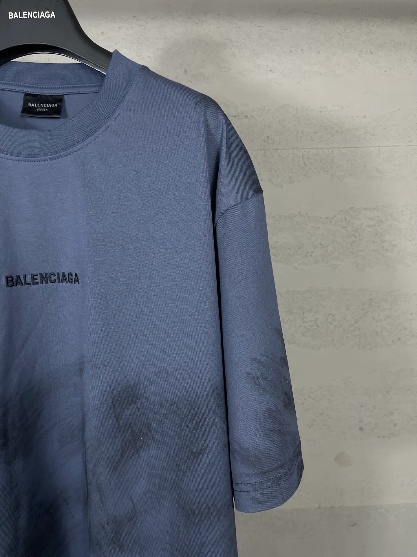 🅿️210 Real photos [Top version. Official website quality] BALENCI*GA/Paris #2025 new style. Front and back letter LOGO embroidery, hand-painted graffiti, distressed short-sleeved T-shirt, full of design. Welcome to compare. Notice! ️The fabric uses genuine environmentally friendly dyes, custom-woven and dyed 100% cotton double yarn, weight 260 grams, the cloth surface is clean. The cloth pattern is clear, soft and comfortable. The threads are dyed with no color difference. The classic letter LOGO is embroidered using imported Tajima embroidery machine. Ready-to-wear hand drawn doodles. Extra heavy craftsmanship. . Restore brick cabinets, adopt OS loose shoulder style. Same style for men and women. Code: BL253718 Color: dark gray blue Size: XS S M L