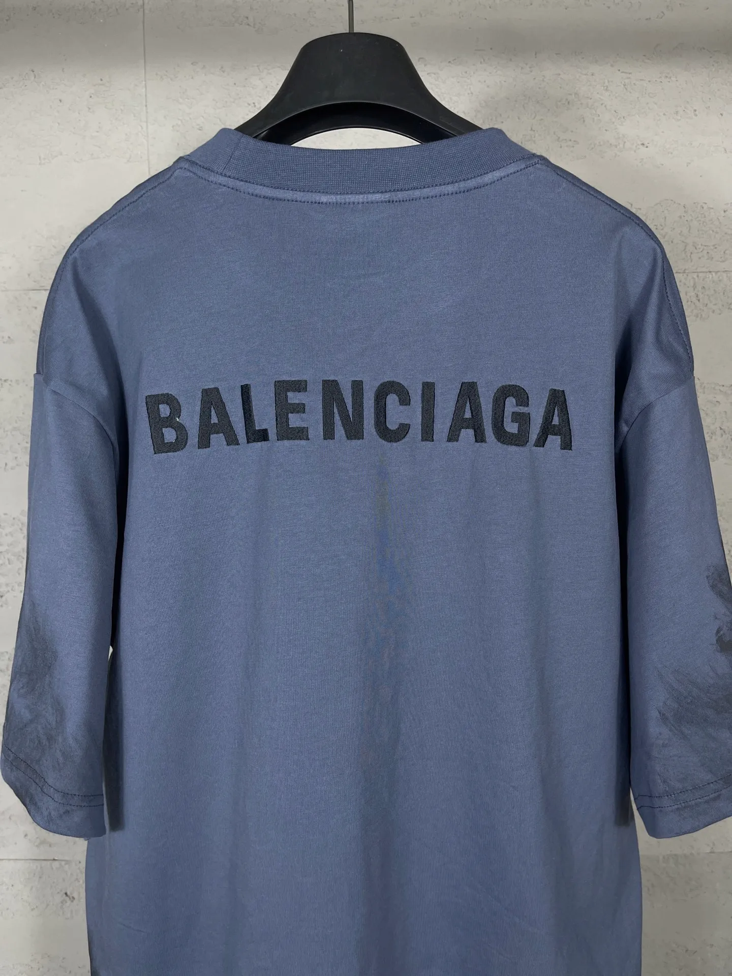 🅿️210 Real photos [Top version. Official website quality] BALENCI*GA/Paris #2025 new style. Front and back letter LOGO embroidery, hand-painted graffiti, distressed short-sleeved T-shirt, full of design. Welcome to compare. Notice! ️The fabric uses genuine environmentally friendly dyes, custom-woven and dyed 100% cotton double yarn, weight 260 grams, the cloth surface is clean. The cloth pattern is clear, soft and comfortable. The threads are dyed with no color difference. The classic letter LOGO is embroidered using imported Tajima embroidery machine. Ready-to-wear hand drawn doodles. Extra heavy craftsmanship. . Restore brick cabinets, adopt OS loose shoulder style. Same style for men and women. Code: BL253718 Color: dark gray blue Size: XS S M L
