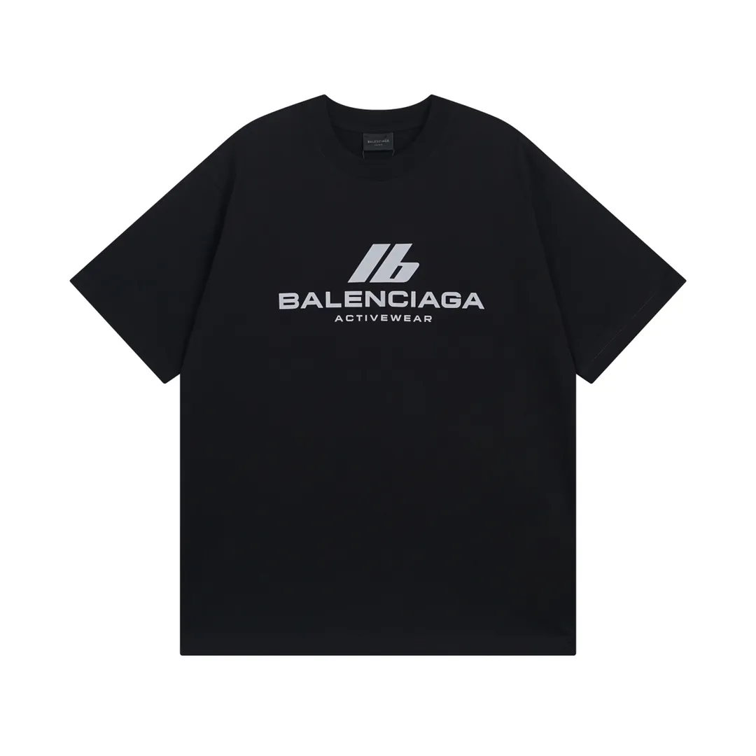 🅿️170 detailed pictures [Top version. Official website quality] BALENCI*GA/Paris. 2024 new style. 3M reflective letter printed short-sleeved T-shirt, brick cabinet synchronization. Genuine product developed in the first time, enjoy printing and comparison! The fabric is made of Paris ZP custom-woven and dyed cotton double yarn. Weighing 260 grams, the cloth surface is clean. The cloth pattern is clear, soft and comfortable. The threads are dyed with no color difference. The front piece is printed with reflective film. The effect is three-dimensional. Restore the brick cabinet. Different market currency, welcome to compare, the version adopts OS loose shoulder version. Same style for men and women Coding: BL223386 Color. Black, off-white Size: XS to L