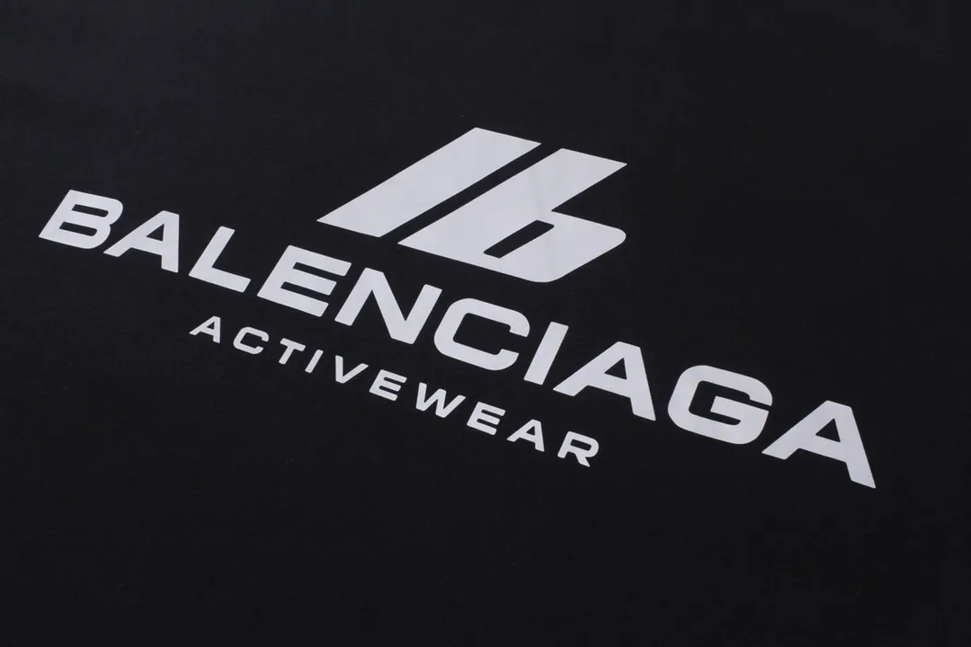🅿️170 detailed pictures [Top version. Official website quality] BALENCI*GA/Paris. 2024 new style. 3M reflective letter printed short-sleeved T-shirt, brick cabinet synchronization. Genuine product developed in the first time, enjoy printing and comparison! The fabric is made of Paris ZP custom-woven and dyed cotton double yarn. Weighing 260 grams, the cloth surface is clean. The cloth pattern is clear, soft and comfortable. The threads are dyed with no color difference. The front piece is printed with reflective film. The effect is three-dimensional. Restore the brick cabinet. Different market currency, welcome to compare, the version adopts OS loose shoulder version. Same style for men and women Coding: BL223386 Color. Black, off-white Size: XS to L