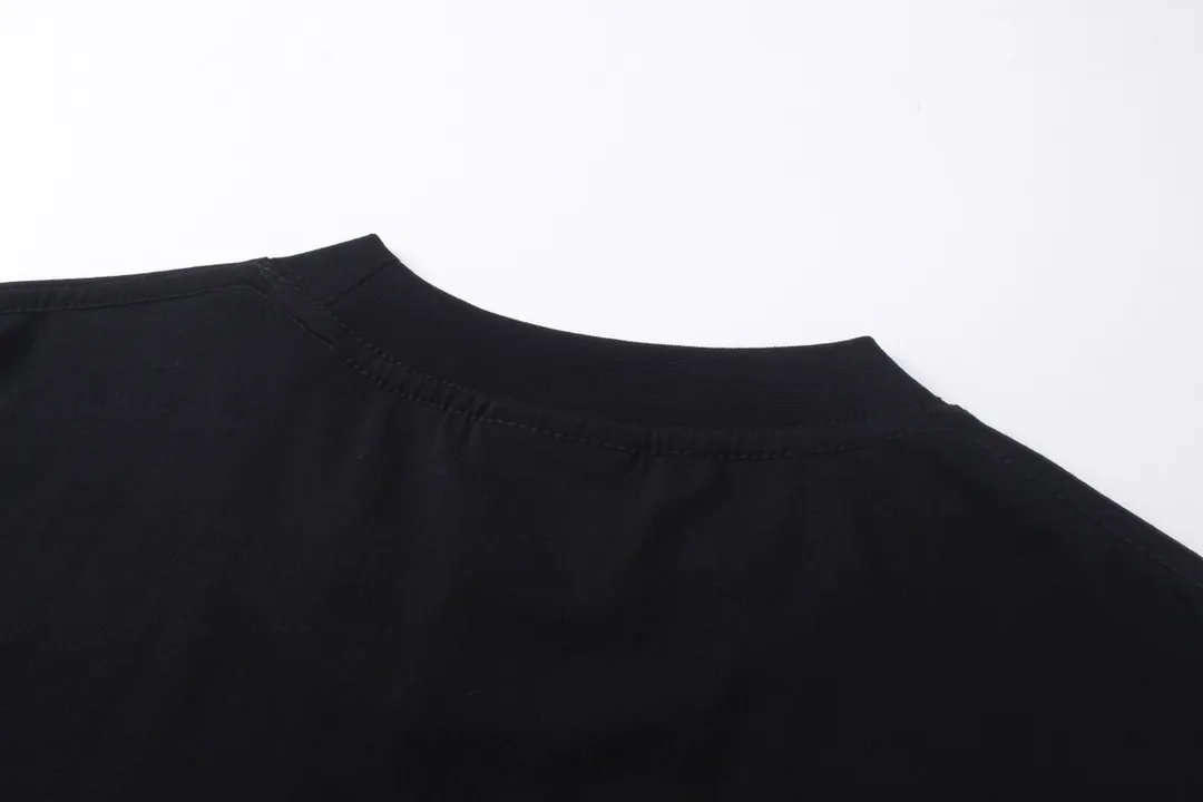 🅿️170 detailed pictures [Top version. Official website quality] BALENCI*GA/Paris. 2024 new style. 3M reflective letter printed short-sleeved T-shirt, brick cabinet synchronization. Genuine product developed in the first time, enjoy printing and comparison! The fabric is made of Paris ZP custom-woven and dyed cotton double yarn. Weighing 260 grams, the cloth surface is clean. The cloth pattern is clear, soft and comfortable. The threads are dyed with no color difference. The front piece is printed with reflective film. The effect is three-dimensional. Restore the brick cabinet. Different market currency, welcome to compare, the version adopts OS loose shoulder version. Same style for men and women Coding: BL223386 Color. Black, off-white Size: XS to L