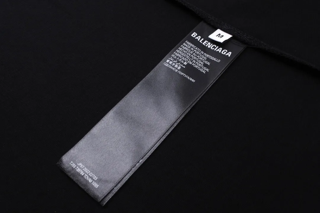 🅿️170 detailed pictures [Top version. Official website quality] BALENCI*GA/Paris. 2024 new style. 3M reflective letter printed short-sleeved T-shirt, brick cabinet synchronization. Genuine product developed in the first time, enjoy printing and comparison! The fabric is made of Paris ZP custom-woven and dyed cotton double yarn. Weighing 260 grams, the cloth surface is clean. The cloth pattern is clear, soft and comfortable. The threads are dyed with no color difference. The front piece is printed with reflective film. The effect is three-dimensional. Restore the brick cabinet. Different market currency, welcome to compare, the version adopts OS loose shoulder version. Same style for men and women Coding: BL223386 Color. Black, off-white Size: XS to L