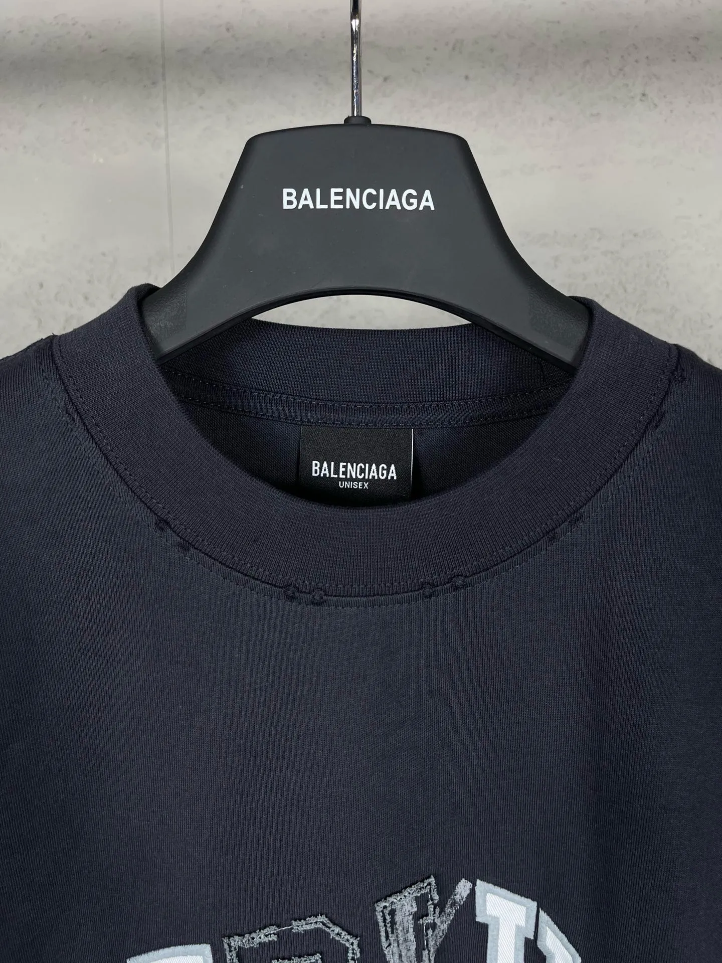 🅿️230 real photos [Top version. Official website quality] BALENCI*GA/Paris BALENCI*GA#2024 latest model, classic letter LOGO graffiti. Toothbrush embroidery ready-to-wear distressed short-sleeved T-shirt. Brick cabinet synchronization. Genuine products are developed and developed in the first time. Welcome to compare! The fabric is made of Paris ZP custom-woven and dyed 100% cotton double-yarn compact cotton. The weight is 260 grams. The cloth surface is clean. The cloth pattern is clear. It is soft and comfortable. It has good color fastness and is not easy to change color. The threads are woven and dyed with no color difference. The embroidery is done using imported Tajima embroidery machines. Super 12W needle and thread, three-dimensional effect, clear lines. No burrs and miscellaneous threads, ultra-high craftsmanship embroidery. Ready-to-wear clothing has a worn-in effect. The version adopts OS loose shoulder design. Same style for men and women. Code: BL225022 Color: dark blue gray, floral gray Size: XS S M L