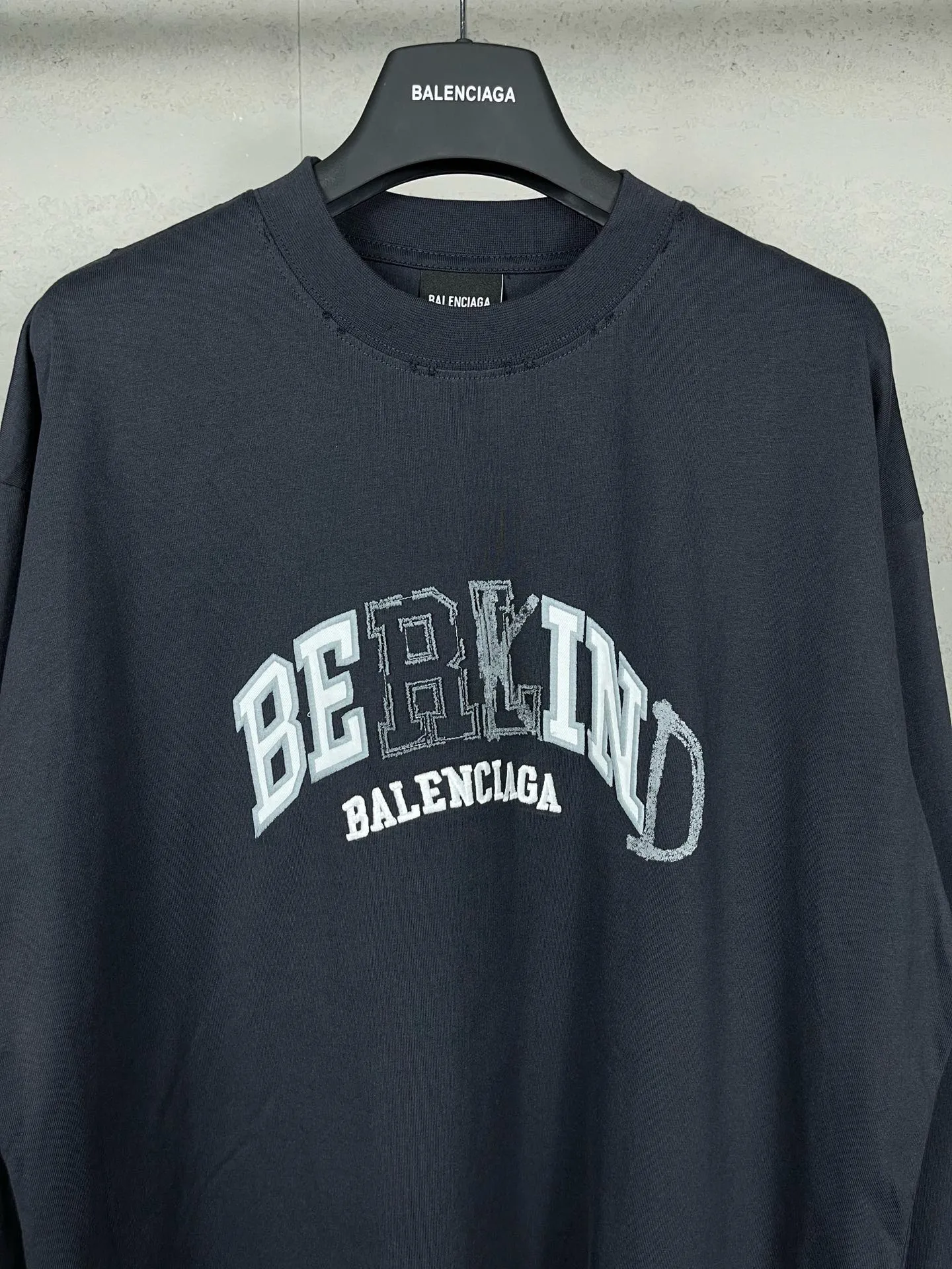 🅿️230 real photos [Top version. Official website quality] BALENCI*GA/Paris BALENCI*GA#2024 latest model, classic letter LOGO graffiti. Toothbrush embroidery ready-to-wear distressed short-sleeved T-shirt. Brick cabinet synchronization. Genuine products are developed and developed in the first time. Welcome to compare! The fabric is made of Paris ZP custom-woven and dyed 100% cotton double-yarn compact cotton. The weight is 260 grams. The cloth surface is clean. The cloth pattern is clear. It is soft and comfortable. It has good color fastness and is not easy to change color. The threads are woven and dyed with no color difference. The embroidery is done using imported Tajima embroidery machines. Super 12W needle and thread, three-dimensional effect, clear lines. No burrs and miscellaneous threads, ultra-high craftsmanship embroidery. Ready-to-wear clothing has a worn-in effect. The version adopts OS loose shoulder design. Same style for men and women. Code: BL225022 Color: dark blue gray, floral gray Size: XS S M L