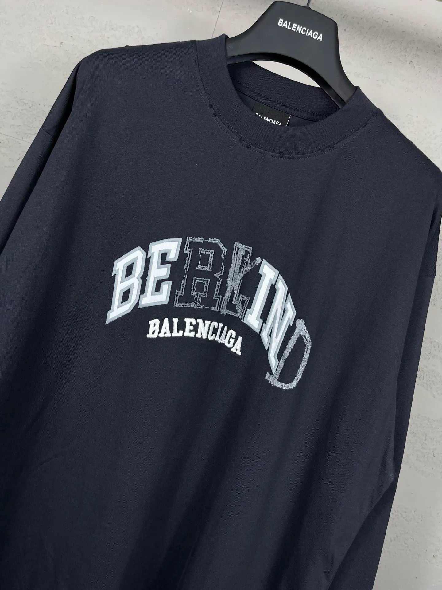 🅿️230 real photos [Top version. Official website quality] BALENCI*GA/Paris BALENCI*GA#2024 latest model, classic letter LOGO graffiti. Toothbrush embroidery ready-to-wear distressed short-sleeved T-shirt. Brick cabinet synchronization. Genuine products are developed and developed in the first time. Welcome to compare! The fabric is made of Paris ZP custom-woven and dyed 100% cotton double-yarn compact cotton. The weight is 260 grams. The cloth surface is clean. The cloth pattern is clear. It is soft and comfortable. It has good color fastness and is not easy to change color. The threads are woven and dyed with no color difference. The embroidery is done using imported Tajima embroidery machines. Super 12W needle and thread, three-dimensional effect, clear lines. No burrs and miscellaneous threads, ultra-high craftsmanship embroidery. Ready-to-wear clothing has a worn-in effect. The version adopts OS loose shoulder design. Same style for men and women. Code: BL225022 Color: dark blue gray, floral gray Size: XS S M L