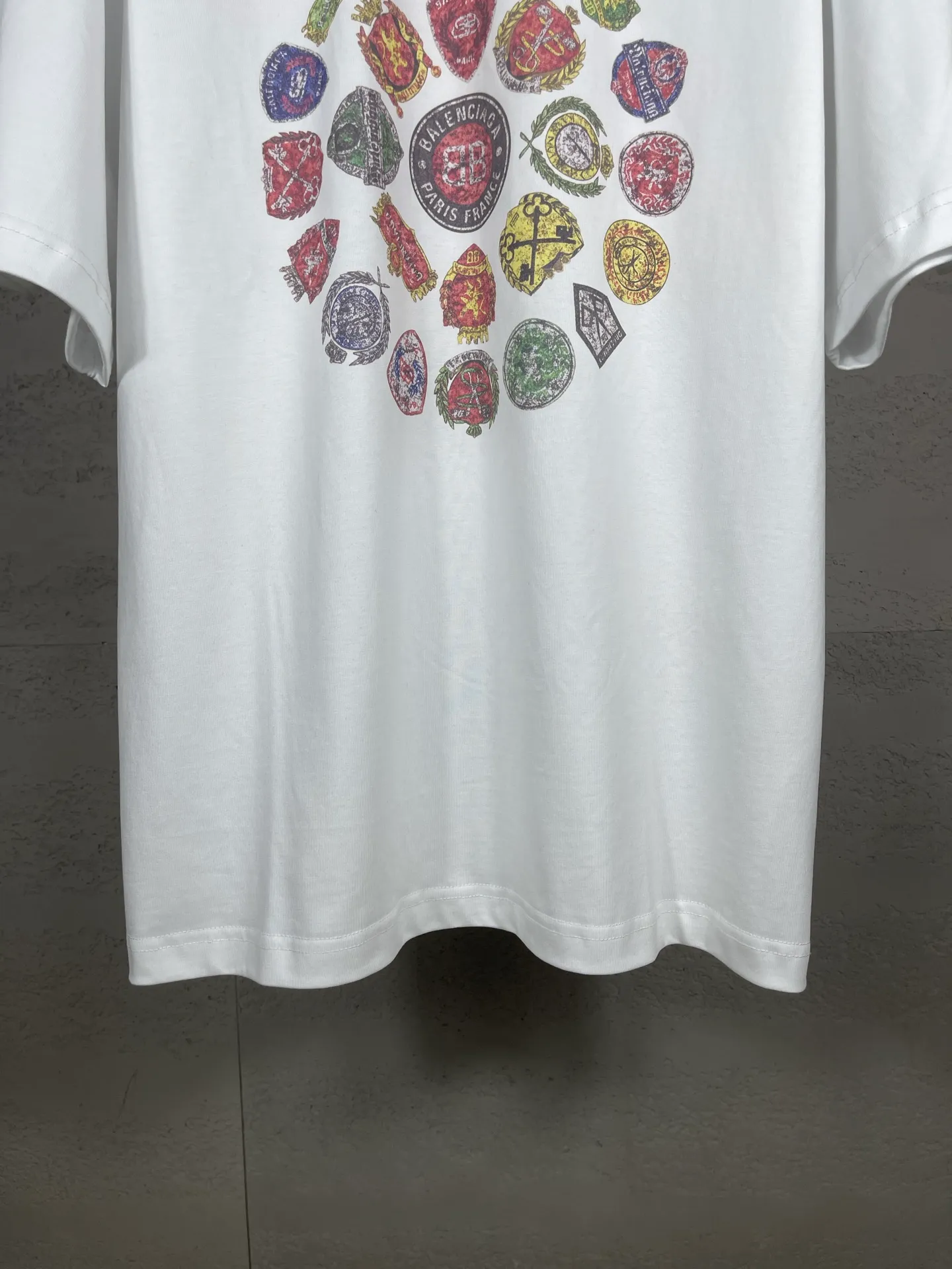 🅿️200 Actual pictures [Top version. Official website quality] BALENCI*GA/Paris.SS25 latest front badge icon and back letter LOGO computer direct-printed short-sleeved T-shirt. Brick cabinets are synchronized. Genuine products are developed at the first time. The fabric is made of Paris ZP custom-woven and dyed cotton double yarn. Weighing 260 grams, the cloth surface is clean. The cloth pattern is clear, soft and comfortable. The threads are dyed with no color difference. The printing adopts imported direct-injection printing. The letters are clear and the effect is three-dimensional. The version adopts OS loose shoulder design. Same style for men and women. Code: BL253736 Color: black, white Size: XS S M L