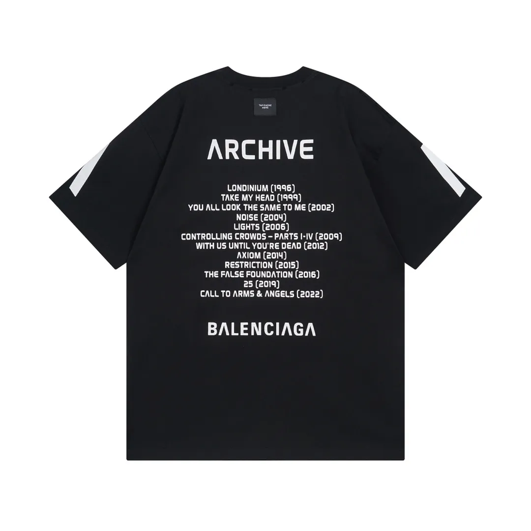 🅿️200 detailed picture [Top version. Official website quality] BALENCI*GA/Paris. 2024 latest global limited edition. BALENCIAGA joins forces with Archive to create a short-sleeved T-shirt. Crack printed washed distressed T-shirt. Overweight craftsmanship, brick cabinet synchronization. ⚠️Distinguish the market currency, genuine research and development, worn. The hand painting is consistent with ZP, and the printing uses imported cracked environmentally friendly glue. The garments are washed, worn and worn. The whole piece is designed with heavy craftsmanship. Comparisons welcome. The version adopts OS loose shoulder design. Same style for men and women. Code: BL223308 Color: black. Off-white Size: XS to L
