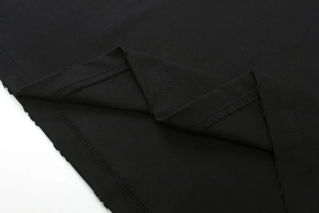 🅿️200 detailed picture [Top version. Official website quality] BALENCI*GA/Paris. 2024 latest global limited edition. BALENCIAGA joins forces with Archive to create a short-sleeved T-shirt. Crack printed washed distressed T-shirt. Overweight craftsmanship, brick cabinet synchronization. ⚠️Distinguish the market currency, genuine research and development, worn. The hand painting is consistent with ZP, and the printing uses imported cracked environmentally friendly glue. The garments are washed, worn and worn. The whole piece is designed with heavy craftsmanship. Comparisons welcome. The version adopts OS loose shoulder design. Same style for men and women. Code: BL223308 Color: black. Off-white Size: XS to L