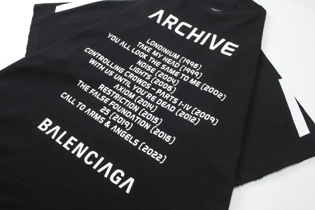 🅿️200 detailed picture [Top version. Official website quality] BALENCI*GA/Paris. 2024 latest global limited edition. BALENCIAGA joins forces with Archive to create a short-sleeved T-shirt. Crack printed washed distressed T-shirt. Overweight craftsmanship, brick cabinet synchronization. ⚠️Distinguish the market currency, genuine research and development, worn. The hand painting is consistent with ZP, and the printing uses imported cracked environmentally friendly glue. The garments are washed, worn and worn. The whole piece is designed with heavy craftsmanship. Comparisons welcome. The version adopts OS loose shoulder design. Same style for men and women. Code: BL223308 Color: black. Off-white Size: XS to L