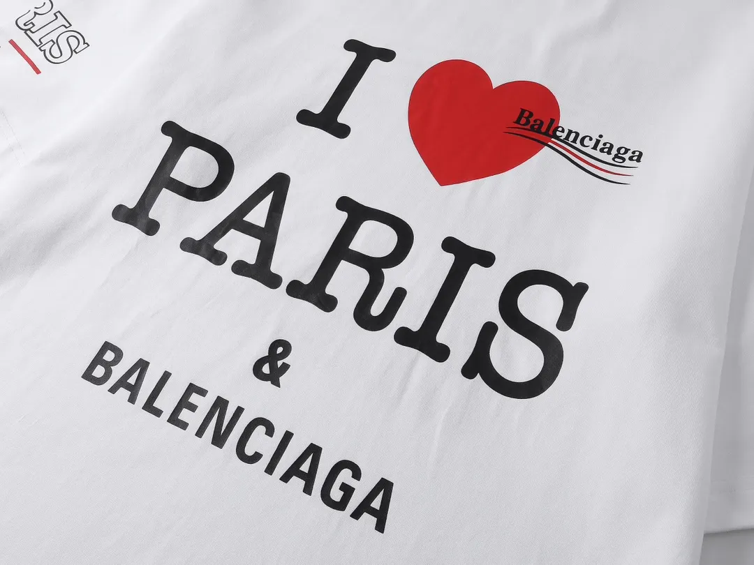 🅿️186 real photos [Top version. Official website quality] BALENCI*GA/Paris. SS25 latest model, front and back left and right sleeves I Love Paris & Balenciaxx art printed short-sleeved T-shirt. Brick cabinet synchronization. Genuine product developed at the first time, happy to print and compare! The fabric is made of Paris ZP custom-woven and dyed cotton double yarn. Weighing 260 grams, the cloth surface is clean. The cloth pattern is clear, soft and comfortable. The threads are dyed with no color difference. The printing uses environmentally friendly imported materials. The letters are clear and the effect is three-dimensional. The version adopts OS loose shoulder design. Same style for men and women. Code: BL253650 Color: white, black Size: XS S M L