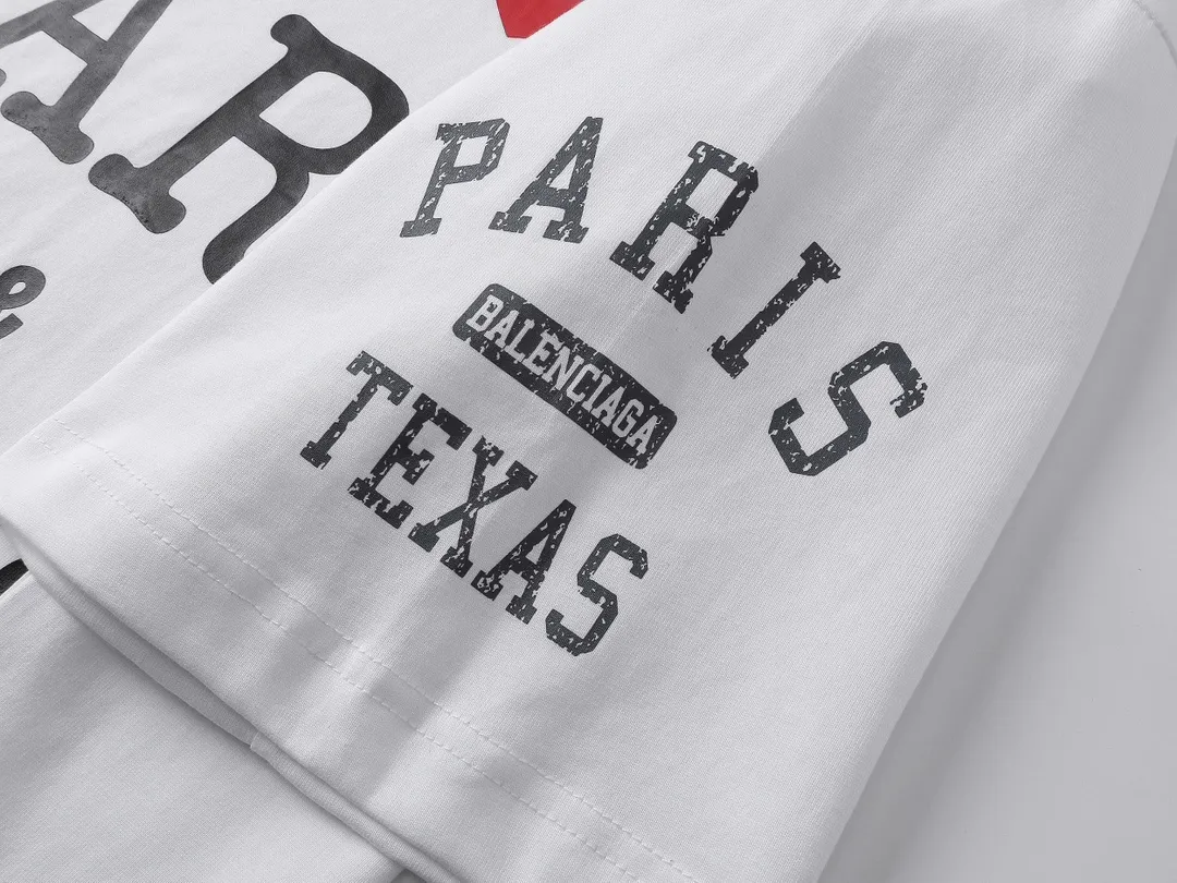🅿️186 real photos [Top version. Official website quality] BALENCI*GA/Paris. SS25 latest model, front and back left and right sleeves I Love Paris & Balenciaxx art printed short-sleeved T-shirt. Brick cabinet synchronization. Genuine product developed at the first time, happy to print and compare! The fabric is made of Paris ZP custom-woven and dyed cotton double yarn. Weighing 260 grams, the cloth surface is clean. The cloth pattern is clear, soft and comfortable. The threads are dyed with no color difference. The printing uses environmentally friendly imported materials. The letters are clear and the effect is three-dimensional. The version adopts OS loose shoulder design. Same style for men and women. Code: BL253650 Color: white, black Size: XS S M L