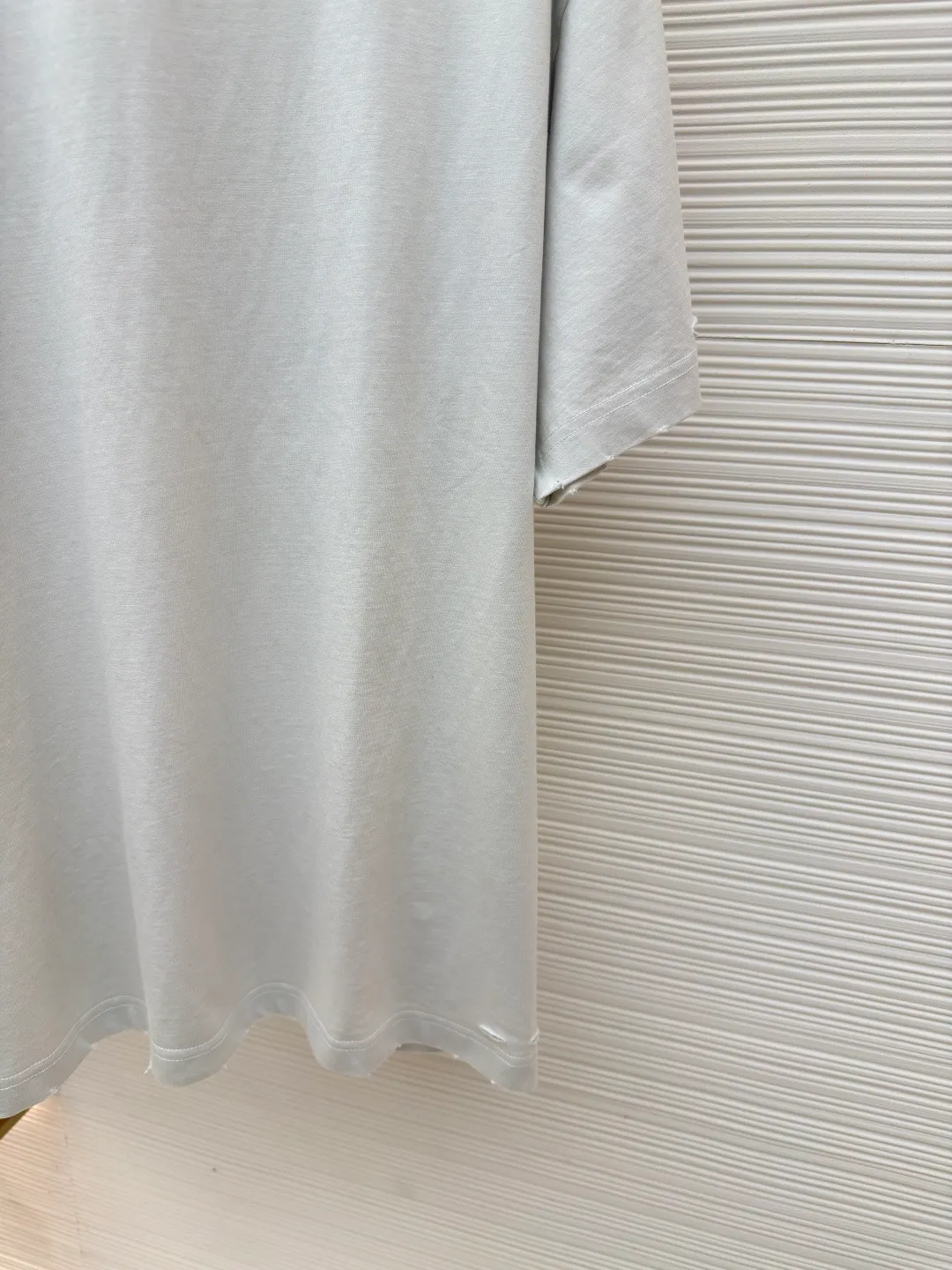 Balenciaga Masking Tape Short Sleeves ●Authentic product: Purchased and developed by 4002 ●Item No.: 1680277-A35 ●Fabric: Ribbed process ●Technology: Washed and brushed ●Version: Fitted version ●Weight: about 365 grams ●Size: 1-2-3-4 ●Description: The sleeves and hem are worn with a frayed effect. The lining is clean. No ends. No excess. The shoulders are frayed and the stitching is straight. Three-needle and five-thread craftsmanship. The shoulders are lined with taping. The fabric is made of distressed washed and brushed technology. The collar is designed with frayed holes. The ribbed fabric is custom-woven and dyed. The color is consistent and there is no color difference. Masking tape letters are used on the chest. The overall process of heavy craftsmanship. The washed fabric is comfortable and soft. The effect is worn and washed. The letters on the back are manually counter-positioned and shaped with a hot plate for glue printing. The overall wiring is straight and delicate, the fabric is comfortable and soft, and the color is consistent without color difference. It can be matched with the same style to create a fashionable look and control various occasions. Customized accessories, complete with three standards, same style for men and women!
