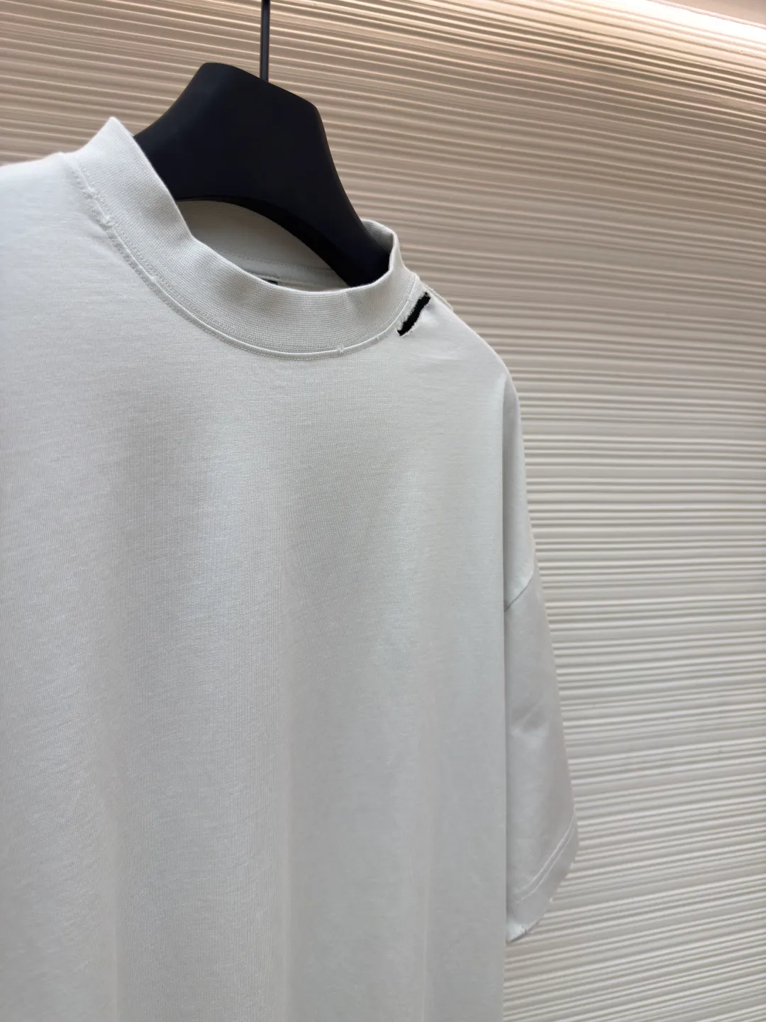 Balenciaga Masking Tape Short Sleeves ●Authentic product: Purchased and developed by 4002 ●Item No.: 1680277-A35 ●Fabric: Ribbed process ●Technology: Washed and brushed ●Version: Fitted version ●Weight: about 365 grams ●Size: 1-2-3-4 ●Description: The sleeves and hem are worn with a frayed effect. The lining is clean. No ends. No excess. The shoulders are frayed and the stitching is straight. Three-needle and five-thread craftsmanship. The shoulders are lined with taping. The fabric is made of distressed washed and brushed technology. The collar is designed with frayed holes. The ribbed fabric is custom-woven and dyed. The color is consistent and there is no color difference. Masking tape letters are used on the chest. The overall process of heavy craftsmanship. The washed fabric is comfortable and soft. The effect is worn and washed. The letters on the back are manually counter-positioned and shaped with a hot plate for glue printing. The overall wiring is straight and delicate, the fabric is comfortable and soft, and the color is consistent without color difference. It can be matched with the same style to create a fashionable look and control various occasions. Customized accessories, complete with three standards, same style for men and women!