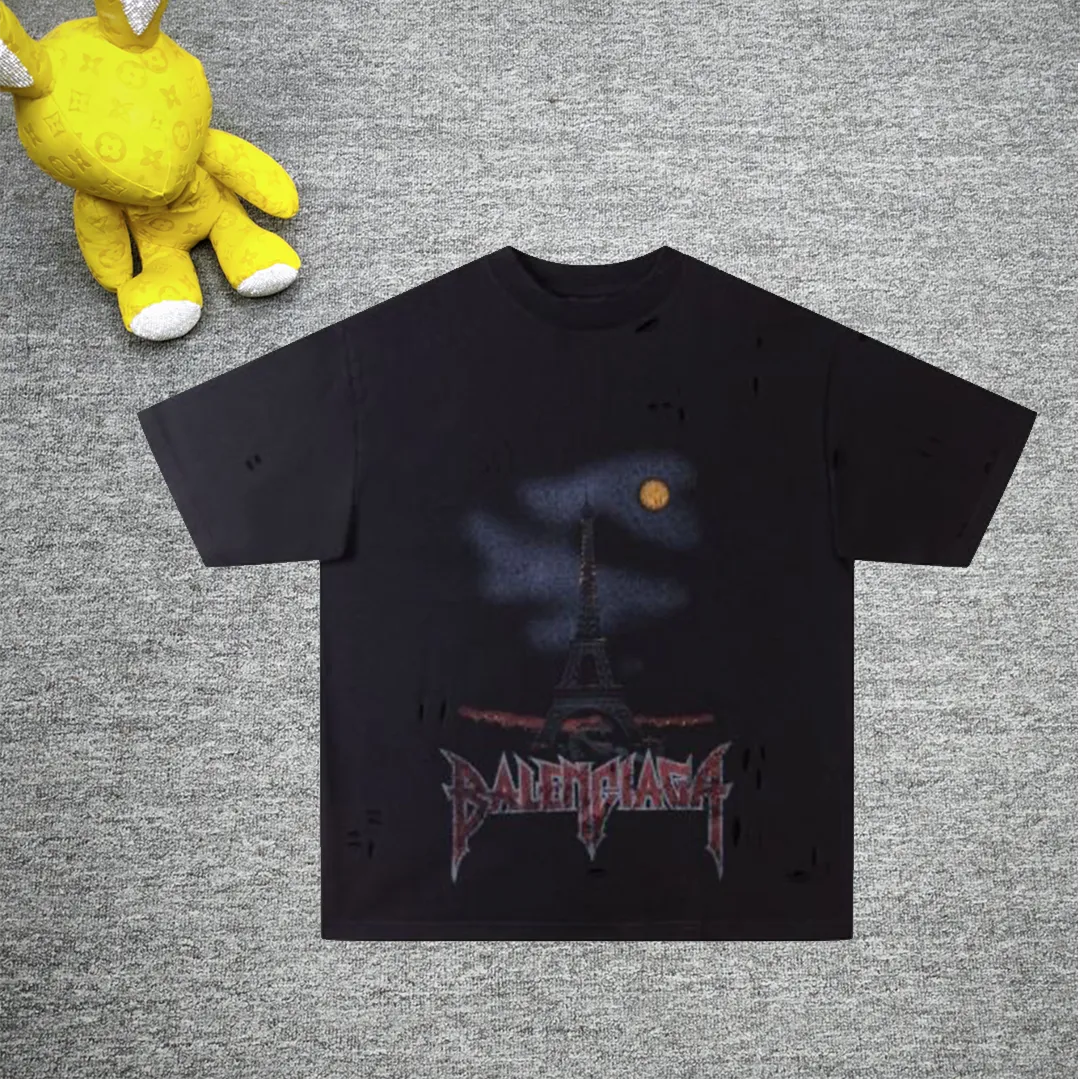Top tested version BALENCIAGA Balenciaga 24 latest Paris Eiffel Tower inkjet graffiti hand-painted gradient color print washed distressed short-sleeved T-shirt The whole piece of fabric is washed before being cut, and the front and rear panels are printed using the imported Kornit direct-jet printing process. After the garment is washed twice, in order to get closer to the original effect, the master craftsman manually positions it, flattens it, applies ink and spray paint. The garment effect is more accurate and time-consuming and labor-intensive. The details are perfectly restored zp Exclusively woven and dyed 300g fabrics. Threads are dyed in the same vat with zero color difference. Different from the market currency. Welcome to compare. Fabric: Customized imported high-gram weight tight double yarn fabric 300g, 100% cotton. Accessories: full set of customized accessories, packaging bags, tags, brand LOGO Sydney paper. Color: black. Size: XS--L P:310.
