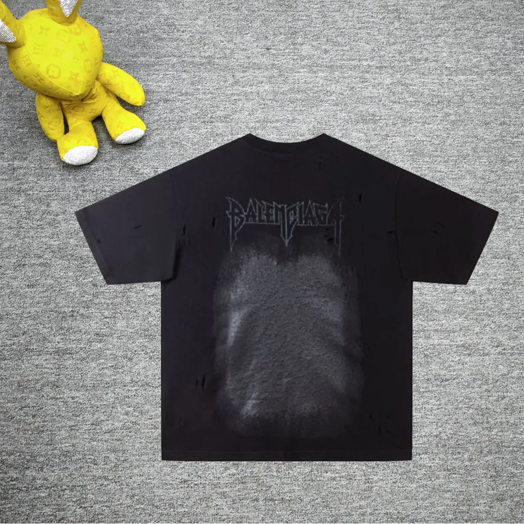 Top tested version BALENCIAGA Balenciaga 24 latest Paris Eiffel Tower inkjet graffiti hand-painted gradient color print washed distressed short-sleeved T-shirt The whole piece of fabric is washed before being cut, and the front and rear panels are printed using the imported Kornit direct-jet printing process. After the garment is washed twice, in order to get closer to the original effect, the master craftsman manually positions it, flattens it, applies ink and spray paint. The garment effect is more accurate and time-consuming and labor-intensive. The details are perfectly restored zp Exclusively woven and dyed 300g fabrics. Threads are dyed in the same vat with zero color difference. Different from the market currency. Welcome to compare. Fabric: Customized imported high-gram weight tight double yarn fabric 300g, 100% cotton. Accessories: full set of customized accessories, packaging bags, tags, brand LOGO Sydney paper. Color: black. Size: XS--L P:310.