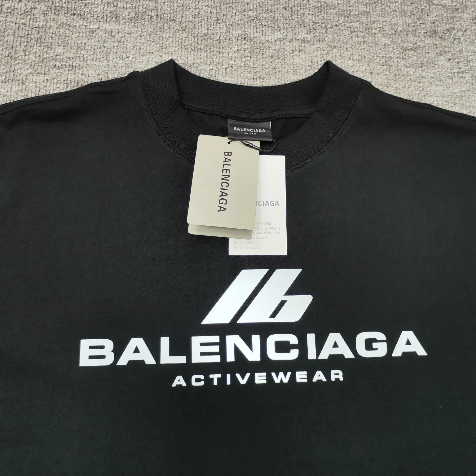 [New] Top version - BALENCIAGA - Reflective heat transfer short-sleeved T-shirt. The original development of customized fabric technology and washing process. High weight 280 grams of fabric. Full texture. Clean cloth. Soft and comfortable. Solona thread custom dyeing without color difference. Activewear logo on the front. Combined with reflective embellishment. Glowing and eye-catching. Fully interpreting strength and personality. Cool and sassy. Reflective heat transfer process Cleverly combining the characteristics of heat transfer and reflective materials, the customized reflective materials are attached to the fabric through heat pressing. The unique reflective effect highlights the visual effect. The fabrics have been washed and have a better hand texture. It is not easy to deform, not easy to shrink and not easy to fade. It maintains long-term beauty. os dropped shoulders and loose version. Same style for men and women. Color: Black Active White Size: XS-L P:270