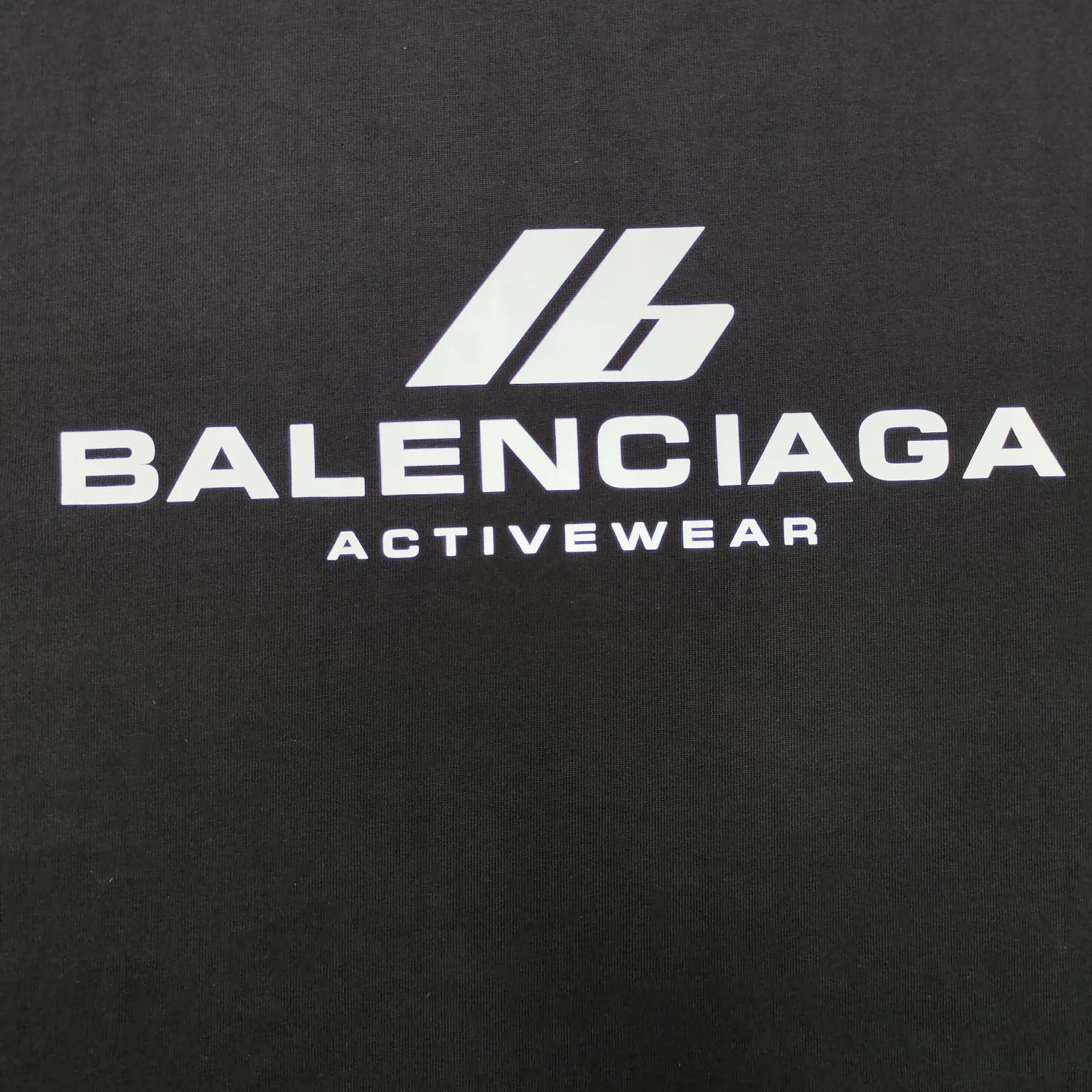 [New] Top version - BALENCIAGA - Reflective heat transfer short-sleeved T-shirt. The original development of customized fabric technology and washing process. High weight 280 grams of fabric. Full texture. Clean cloth. Soft and comfortable. Solona thread custom dyeing without color difference. Activewear logo on the front. Combined with reflective embellishment. Glowing and eye-catching. Fully interpreting strength and personality. Cool and sassy. Reflective heat transfer process Cleverly combining the characteristics of heat transfer and reflective materials, the customized reflective materials are attached to the fabric through heat pressing. The unique reflective effect highlights the visual effect. The fabrics have been washed and have a better hand texture. It is not easy to deform, not easy to shrink and not easy to fade. It maintains long-term beauty. os dropped shoulders and loose version. Same style for men and women. Color: Black Active White Size: XS-L P:270