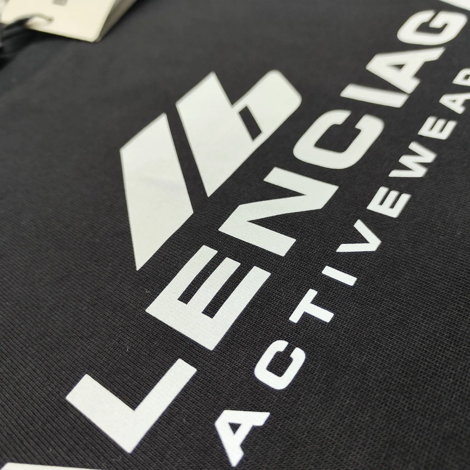 [New] Top version - BALENCIAGA - Reflective heat transfer short-sleeved T-shirt. The original development of customized fabric technology and washing process. High weight 280 grams of fabric. Full texture. Clean cloth. Soft and comfortable. Solona thread custom dyeing without color difference. Activewear logo on the front. Combined with reflective embellishment. Glowing and eye-catching. Fully interpreting strength and personality. Cool and sassy. Reflective heat transfer process Cleverly combining the characteristics of heat transfer and reflective materials, the customized reflective materials are attached to the fabric through heat pressing. The unique reflective effect highlights the visual effect. The fabrics have been washed and have a better hand texture. It is not easy to deform, not easy to shrink and not easy to fade. It maintains long-term beauty. os dropped shoulders and loose version. Same style for men and women. Color: Black Active White Size: XS-L P:270