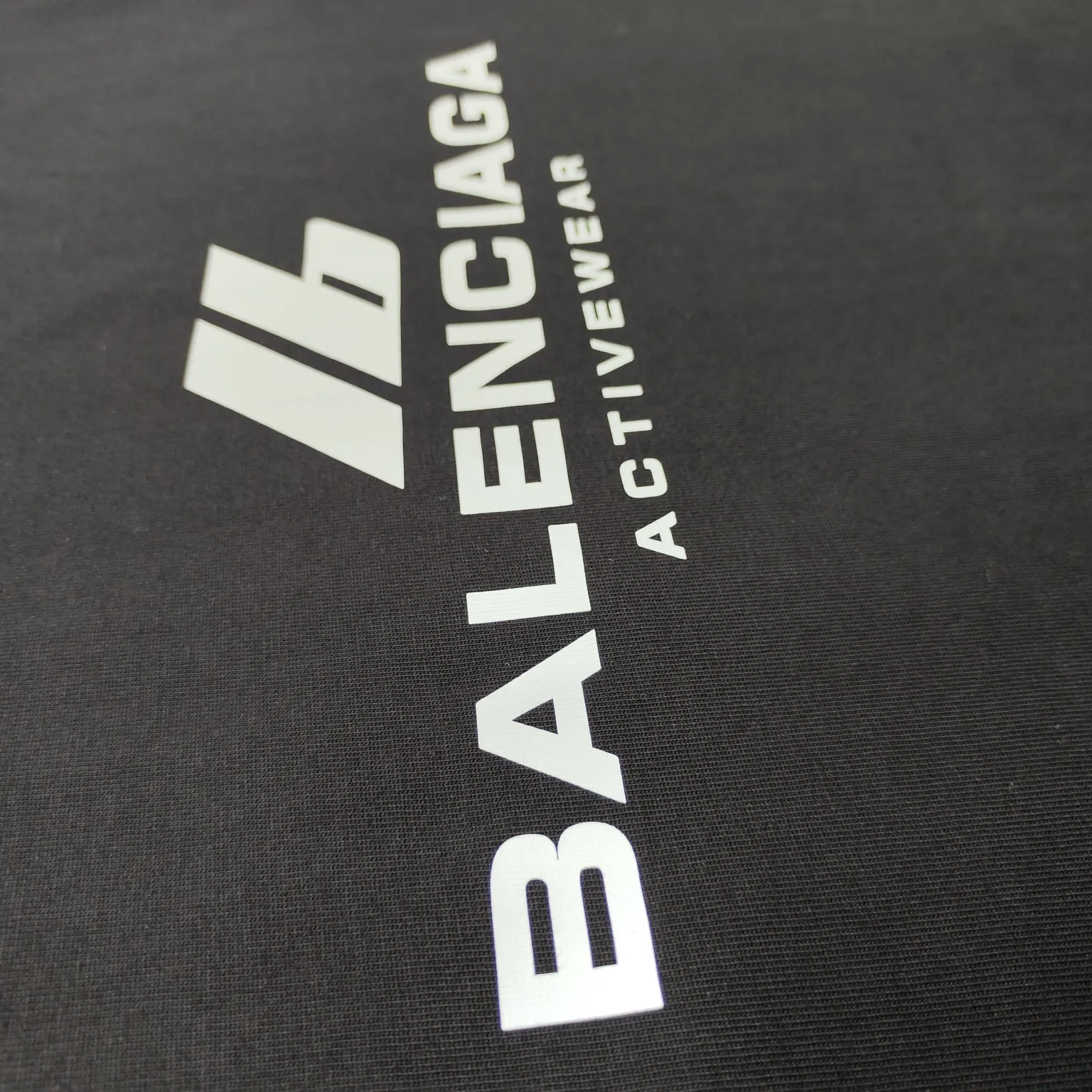 [New] Top version - BALENCIAGA - Reflective heat transfer short-sleeved T-shirt. The original development of customized fabric technology and washing process. High weight 280 grams of fabric. Full texture. Clean cloth. Soft and comfortable. Solona thread custom dyeing without color difference. Activewear logo on the front. Combined with reflective embellishment. Glowing and eye-catching. Fully interpreting strength and personality. Cool and sassy. Reflective heat transfer process Cleverly combining the characteristics of heat transfer and reflective materials, the customized reflective materials are attached to the fabric through heat pressing. The unique reflective effect highlights the visual effect. The fabrics have been washed and have a better hand texture. It is not easy to deform, not easy to shrink and not easy to fade. It maintains long-term beauty. os dropped shoulders and loose version. Same style for men and women. Color: Black Active White Size: XS-L P:270