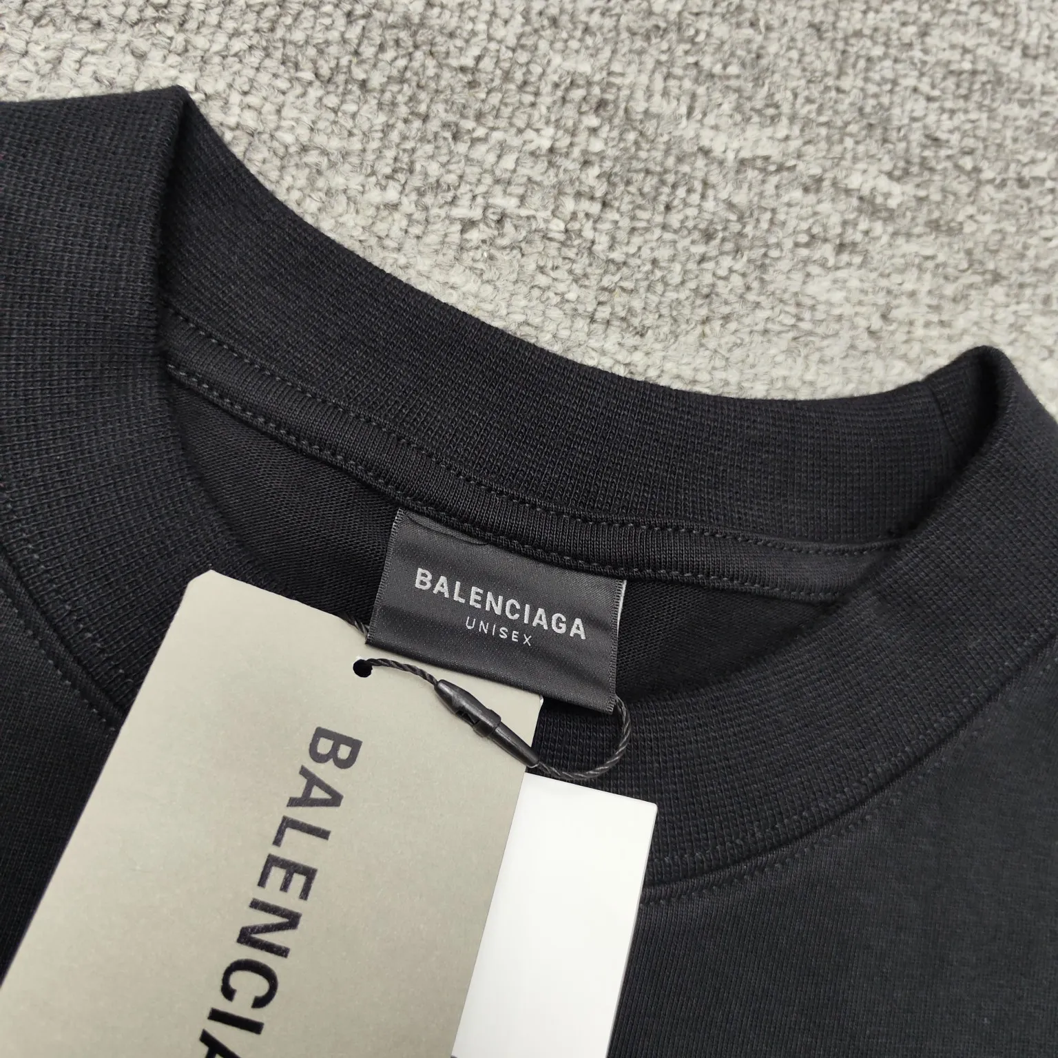 [New] Top version - BALENCIAGA - Reflective heat transfer short-sleeved T-shirt. The original development of customized fabric technology and washing process. High weight 280 grams of fabric. Full texture. Clean cloth. Soft and comfortable. Solona thread custom dyeing without color difference. Activewear logo on the front. Combined with reflective embellishment. Glowing and eye-catching. Fully interpreting strength and personality. Cool and sassy. Reflective heat transfer process Cleverly combining the characteristics of heat transfer and reflective materials, the customized reflective materials are attached to the fabric through heat pressing. The unique reflective effect highlights the visual effect. The fabrics have been washed and have a better hand texture. It is not easy to deform, not easy to shrink and not easy to fade. It maintains long-term beauty. os dropped shoulders and loose version. Same style for men and women. Color: Black Active White Size: XS-L P:270