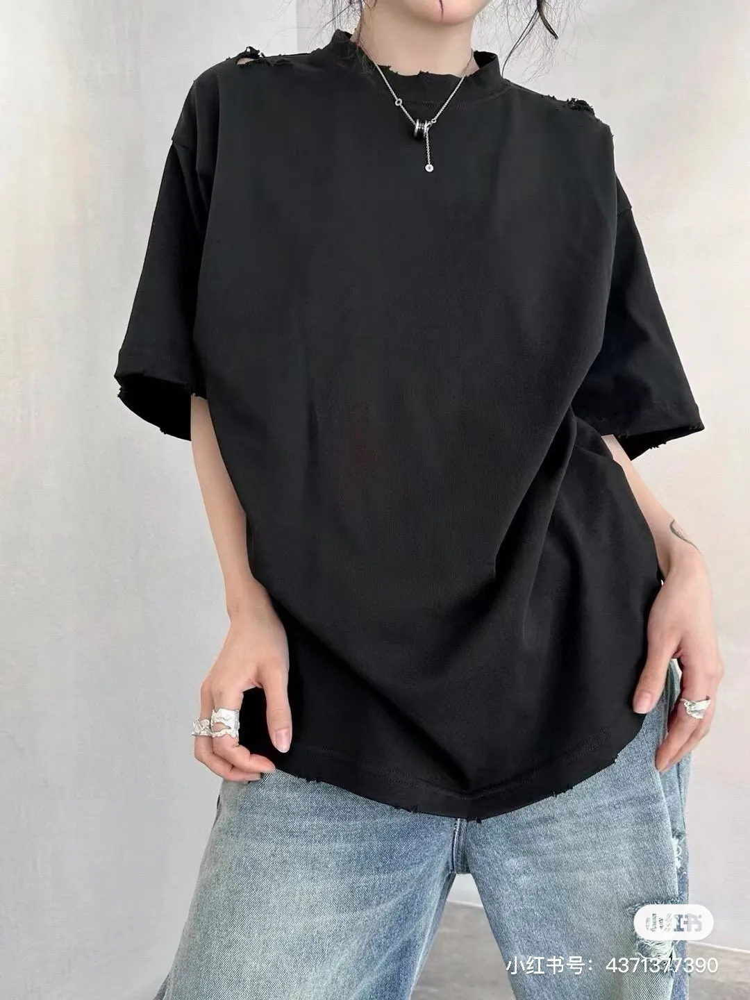 🎀Hot model pictures🎀Top tested version of BALENCIAGA Spring/Summer 2024SS Sanskrit font hole short-sleeved T-shirt. The whole fabric is washed before being cut. The front and rear panels are printed using imported Kornit direct-jet printing technology. After the garment is washed twice, in order to get closer to the original effect, it is manually positioned, flattened, inked and spray-painted by a master craftsman. The garment effect is more accurate and time-consuming and labor-intensive. The details are perfectly restored zp Exclusively woven and dyed 300g fabric. Threads are dyed in the same vat with zero color difference. Difference from market currency. Comparison welcome. Fabric: Customized imported high-weight tight double yarn fabric 300g, 100% cotton. Accessories: full set of customized accessories, packaging bags, tags, brand LOGO Sydney paper. Color: black. Size: XS--L P:260.