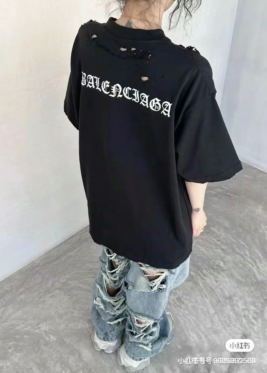 🎀Hot model pictures🎀Top tested version of BALENCIAGA Spring/Summer 2024SS Sanskrit font hole short-sleeved T-shirt. The whole fabric is washed before being cut. The front and rear panels are printed using imported Kornit direct-jet printing technology. After the garment is washed twice, in order to get closer to the original effect, it is manually positioned, flattened, inked and spray-painted by a master craftsman. The garment effect is more accurate and time-consuming and labor-intensive. The details are perfectly restored zp Exclusively woven and dyed 300g fabric. Threads are dyed in the same vat with zero color difference. Difference from market currency. Comparison welcome. Fabric: Customized imported high-weight tight double yarn fabric 300g, 100% cotton. Accessories: full set of customized accessories, packaging bags, tags, brand LOGO Sydney paper. Color: black. Size: XS--L P:260.