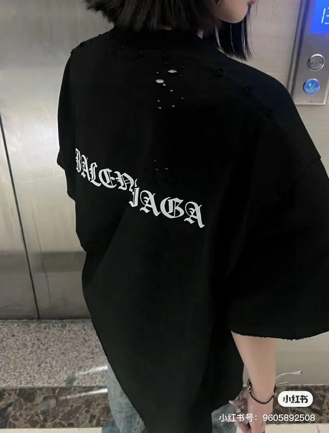 🎀Hot model pictures🎀Top tested version of BALENCIAGA Spring/Summer 2024SS Sanskrit font hole short-sleeved T-shirt. The whole fabric is washed before being cut. The front and rear panels are printed using imported Kornit direct-jet printing technology. After the garment is washed twice, in order to get closer to the original effect, it is manually positioned, flattened, inked and spray-painted by a master craftsman. The garment effect is more accurate and time-consuming and labor-intensive. The details are perfectly restored zp Exclusively woven and dyed 300g fabric. Threads are dyed in the same vat with zero color difference. Difference from market currency. Comparison welcome. Fabric: Customized imported high-weight tight double yarn fabric 300g, 100% cotton. Accessories: full set of customized accessories, packaging bags, tags, brand LOGO Sydney paper. Color: black. Size: XS--L P:260.