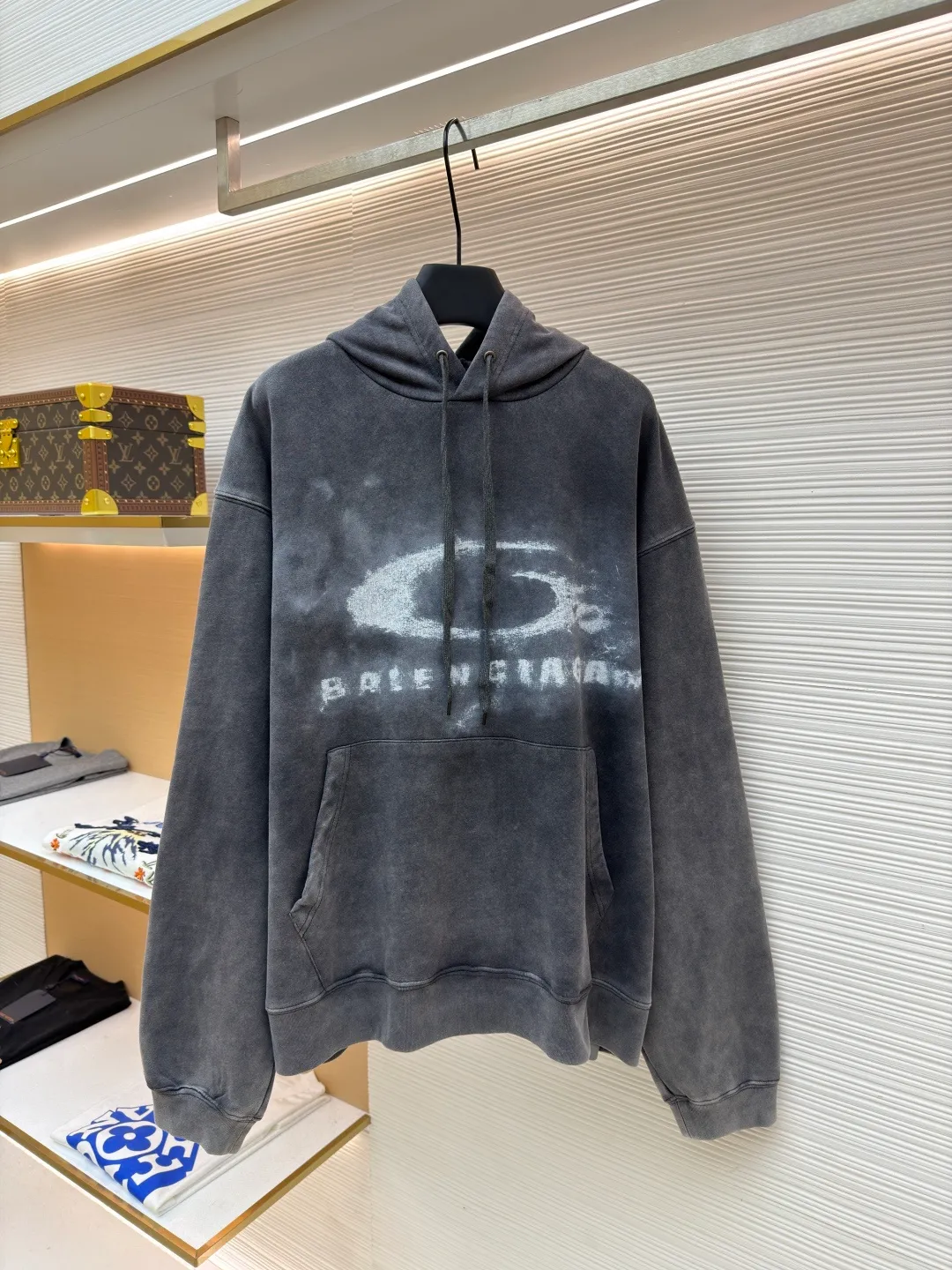 Balenciaga faded washed smoke print sweatshirt ●Original version: Purchased and developed by 6347 ●Item number: 1682524-B25 ●Fabric: Heavy fleece fabric ●Technology: smoke smudged production ●Color: distressed gray ●Version: loose fit ●Weight: about 825 grams ●Size: XS-S-M-L ●Description: The material I chose is heavy fleece fabric with a fine knitted texture on the surface, which is soft but not collapsed; the old charcoal gray color looks like it has been covered by a layer of fog, and the uneven washing marks have a "relaxed feeling that I love more and more after wearing it N times". It is not deliberately dirty, but just the right retro filter. The iconic "double rings + letters" are processed into a "smoke smudge" blur effect, like casually splashed white ink smearing on gray cloth, without sharp edges. The washing process of the entire garment is superb: the whitened edges of the collar and cuffs, the naturally faded texture of the garment, and even the woven threads of the drawstring have a slight "old feel". It is not a one-time Internet celebrity model, but a "culture-based" item that will become more natural with wrinkles the longer it is worn. It has just the right drop-shoulder silhouette - the shoulder line has dropped 1cm, which prevents it from collapsing into "boyfriend clothes" and gives it a lazy street feel. The length of the garment covers the hip bones and can be worn with cycling pants to expose the ankles, or with overalls piled on top of the shoes. It looks effortlessly cool no matter how you wear it. The overall wiring is straight and delicate, the fabric is comfortable and soft, and the color is consistent without color difference. It can be matched with the same style to create a fashionable look and control various occasions. Customized accessories, complete with three standards, same style for men and women!