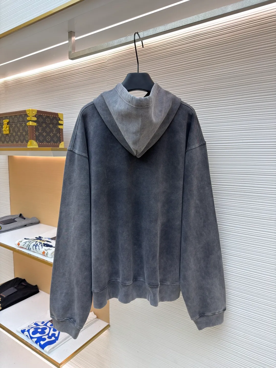Balenciaga faded washed smoke print sweatshirt ●Original version: Purchased and developed by 6347 ●Item number: 1682524-B25 ●Fabric: Heavy fleece fabric ●Technology: smoke smudged production ●Color: distressed gray ●Version: loose fit ●Weight: about 825 grams ●Size: XS-S-M-L ●Description: The material I chose is heavy fleece fabric with a fine knitted texture on the surface, which is soft but not collapsed; the old charcoal gray color looks like it has been covered by a layer of fog, and the uneven washing marks have a "relaxed feeling that I love more and more after wearing it N times". It is not deliberately dirty, but just the right retro filter. The iconic "double rings + letters" are processed into a "smoke smudge" blur effect, like casually splashed white ink smearing on gray cloth, without sharp edges. The washing process of the entire garment is superb: the whitened edges of the collar and cuffs, the naturally faded texture of the garment, and even the woven threads of the drawstring have a slight "old feel". It is not a one-time Internet celebrity model, but a "culture-based" item that will become more natural with wrinkles the longer it is worn. It has just the right drop-shoulder silhouette - the shoulder line has dropped 1cm, which prevents it from collapsing into "boyfriend clothes" and gives it a lazy street feel. The length of the garment covers the hip bones and can be worn with cycling pants to expose the ankles, or with overalls piled on top of the shoes. It looks effortlessly cool no matter how you wear it. The overall wiring is straight and delicate, the fabric is comfortable and soft, and the color is consistent without color difference. It can be matched with the same style to create a fashionable look and control various occasions. Customized accessories, complete with three standards, same style for men and women!