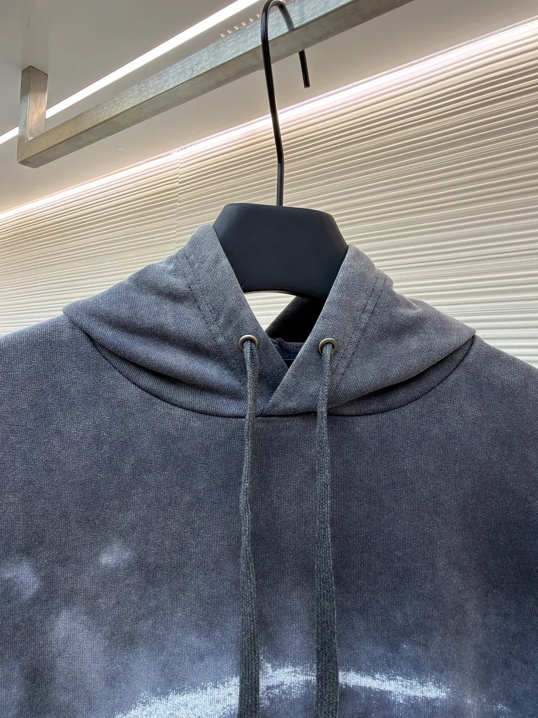Balenciaga faded washed smoke print sweatshirt ●Original version: Purchased and developed by 6347 ●Item number: 1682524-B25 ●Fabric: Heavy fleece fabric ●Technology: smoke smudged production ●Color: distressed gray ●Version: loose fit ●Weight: about 825 grams ●Size: XS-S-M-L ●Description: The material I chose is heavy fleece fabric with a fine knitted texture on the surface, which is soft but not collapsed; the old charcoal gray color looks like it has been covered by a layer of fog, and the uneven washing marks have a "relaxed feeling that I love more and more after wearing it N times". It is not deliberately dirty, but just the right retro filter. The iconic "double rings + letters" are processed into a "smoke smudge" blur effect, like casually splashed white ink smearing on gray cloth, without sharp edges. The washing process of the entire garment is superb: the whitened edges of the collar and cuffs, the naturally faded texture of the garment, and even the woven threads of the drawstring have a slight "old feel". It is not a one-time Internet celebrity model, but a "culture-based" item that will become more natural with wrinkles the longer it is worn. It has just the right drop-shoulder silhouette - the shoulder line has dropped 1cm, which prevents it from collapsing into "boyfriend clothes" and gives it a lazy street feel. The length of the garment covers the hip bones and can be worn with cycling pants to expose the ankles, or with overalls piled on top of the shoes. It looks effortlessly cool no matter how you wear it. The overall wiring is straight and delicate, the fabric is comfortable and soft, and the color is consistent without color difference. It can be matched with the same style to create a fashionable look and control various occasions. Customized accessories, complete with three standards, same style for men and women!