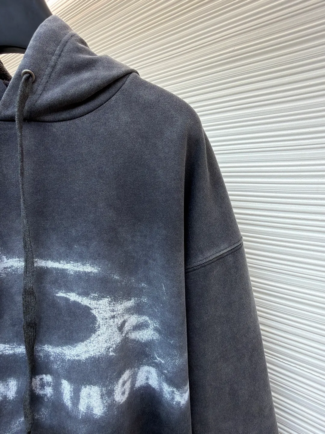 Balenciaga faded washed smoke print sweatshirt ●Original version: Purchased and developed by 6347 ●Item number: 1682524-B25 ●Fabric: Heavy fleece fabric ●Technology: smoke smudged production ●Color: distressed gray ●Version: loose fit ●Weight: about 825 grams ●Size: XS-S-M-L ●Description: The material I chose is heavy fleece fabric with a fine knitted texture on the surface, which is soft but not collapsed; the old charcoal gray color looks like it has been covered by a layer of fog, and the uneven washing marks have a "relaxed feeling that I love more and more after wearing it N times". It is not deliberately dirty, but just the right retro filter. The iconic "double rings + letters" are processed into a "smoke smudge" blur effect, like casually splashed white ink smearing on gray cloth, without sharp edges. The washing process of the entire garment is superb: the whitened edges of the collar and cuffs, the naturally faded texture of the garment, and even the woven threads of the drawstring have a slight "old feel". It is not a one-time Internet celebrity model, but a "culture-based" item that will become more natural with wrinkles the longer it is worn. It has just the right drop-shoulder silhouette - the shoulder line has dropped 1cm, which prevents it from collapsing into "boyfriend clothes" and gives it a lazy street feel. The length of the garment covers the hip bones and can be worn with cycling pants to expose the ankles, or with overalls piled on top of the shoes. It looks effortlessly cool no matter how you wear it. The overall wiring is straight and delicate, the fabric is comfortable and soft, and the color is consistent without color difference. It can be matched with the same style to create a fashionable look and control various occasions. Customized accessories, complete with three standards, same style for men and women!