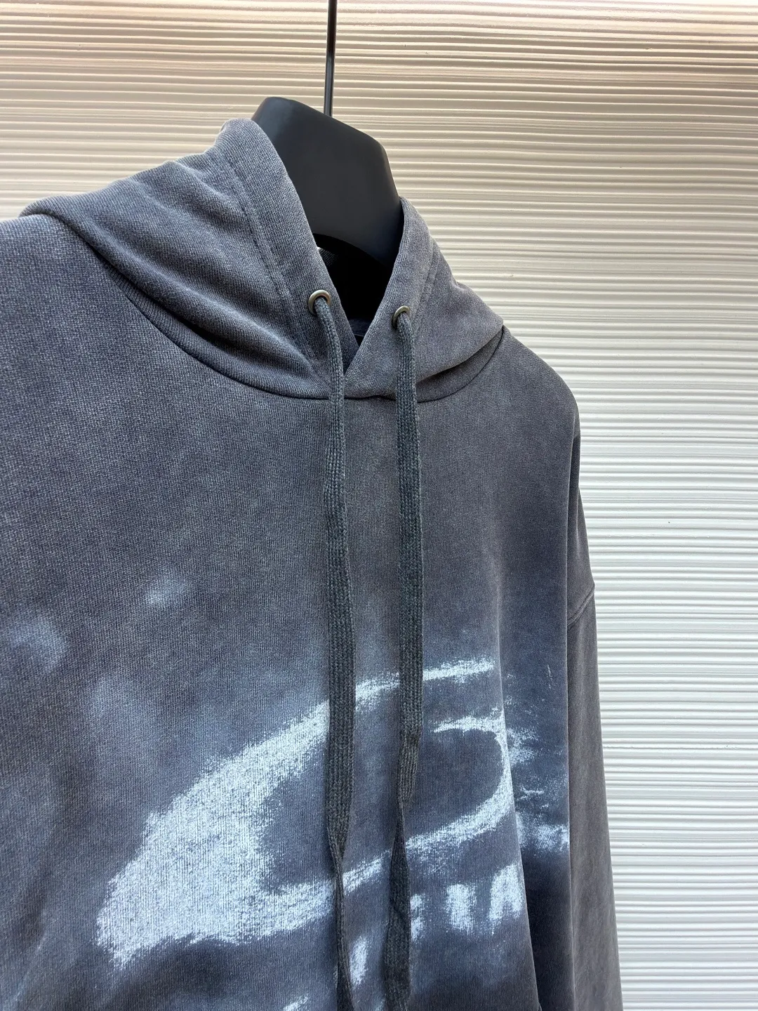 Balenciaga faded washed smoke print sweatshirt ●Original version: Purchased and developed by 6347 ●Item number: 1682524-B25 ●Fabric: Heavy fleece fabric ●Technology: smoke smudged production ●Color: distressed gray ●Version: loose fit ●Weight: about 825 grams ●Size: XS-S-M-L ●Description: The material I chose is heavy fleece fabric with a fine knitted texture on the surface, which is soft but not collapsed; the old charcoal gray color looks like it has been covered by a layer of fog, and the uneven washing marks have a "relaxed feeling that I love more and more after wearing it N times". It is not deliberately dirty, but just the right retro filter. The iconic "double rings + letters" are processed into a "smoke smudge" blur effect, like casually splashed white ink smearing on gray cloth, without sharp edges. The washing process of the entire garment is superb: the whitened edges of the collar and cuffs, the naturally faded texture of the garment, and even the woven threads of the drawstring have a slight "old feel". It is not a one-time Internet celebrity model, but a "culture-based" item that will become more natural with wrinkles the longer it is worn. It has just the right drop-shoulder silhouette - the shoulder line has dropped 1cm, which prevents it from collapsing into "boyfriend clothes" and gives it a lazy street feel. The length of the garment covers the hip bones and can be worn with cycling pants to expose the ankles, or with overalls piled on top of the shoes. It looks effortlessly cool no matter how you wear it. The overall wiring is straight and delicate, the fabric is comfortable and soft, and the color is consistent without color difference. It can be matched with the same style to create a fashionable look and control various occasions. Customized accessories, complete with three standards, same style for men and women!