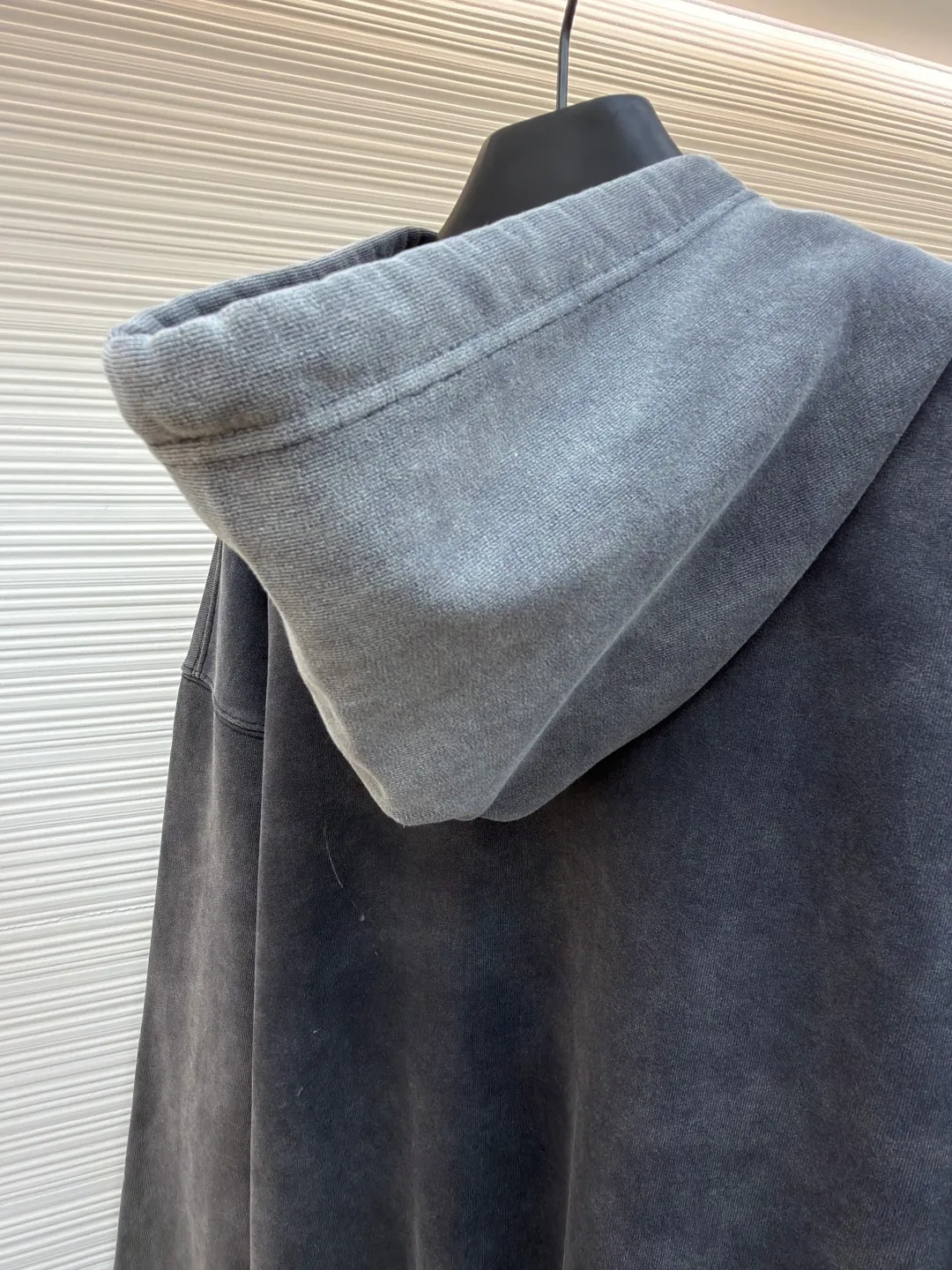 Balenciaga faded washed smoke print sweatshirt ●Original version: Purchased and developed by 6347 ●Item number: 1682524-B25 ●Fabric: Heavy fleece fabric ●Technology: smoke smudged production ●Color: distressed gray ●Version: loose fit ●Weight: about 825 grams ●Size: XS-S-M-L ●Description: The material I chose is heavy fleece fabric with a fine knitted texture on the surface, which is soft but not collapsed; the old charcoal gray color looks like it has been covered by a layer of fog, and the uneven washing marks have a "relaxed feeling that I love more and more after wearing it N times". It is not deliberately dirty, but just the right retro filter. The iconic "double rings + letters" are processed into a "smoke smudge" blur effect, like casually splashed white ink smearing on gray cloth, without sharp edges. The washing process of the entire garment is superb: the whitened edges of the collar and cuffs, the naturally faded texture of the garment, and even the woven threads of the drawstring have a slight "old feel". It is not a one-time Internet celebrity model, but a "culture-based" item that will become more natural with wrinkles the longer it is worn. It has just the right drop-shoulder silhouette - the shoulder line has dropped 1cm, which prevents it from collapsing into "boyfriend clothes" and gives it a lazy street feel. The length of the garment covers the hip bones and can be worn with cycling pants to expose the ankles, or with overalls piled on top of the shoes. It looks effortlessly cool no matter how you wear it. The overall wiring is straight and delicate, the fabric is comfortable and soft, and the color is consistent without color difference. It can be matched with the same style to create a fashionable look and control various occasions. Customized accessories, complete with three standards, same style for men and women!