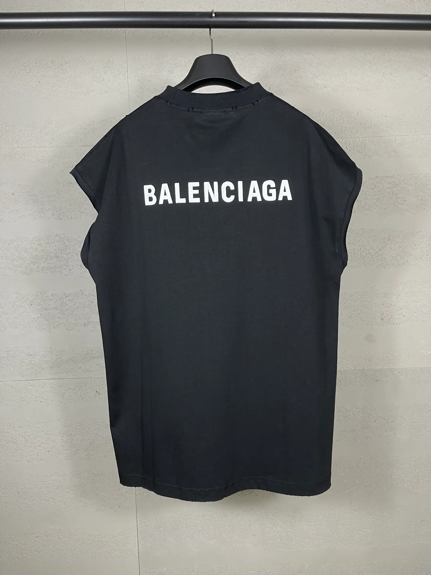 🅿️170 real photos [Top version. Official website quality] BALENCI*GA/25 new model. Distressed sleeveless T-shirt with Paris LOGO embroidery on the front and back #SS25 latest style. Research and development at the first time, different market currencies. Comparisons welcome. The fabric is made of Paris ZP custom-woven and dyed cotton double yarn. Weighing 260 grams, the cloth surface is clean. The cloth pattern is clear, soft and comfortable. The threads are dyed with no color difference. The embroidery is done with embroidery machines imported from Tajima, and the garments are washed and worn to make them look old. Jubie market currency. Welcome to compare. The version adopts OS loose shoulder design. Same style for men and women. Code: BL253695 Color: Beige, black Size: XS S M L