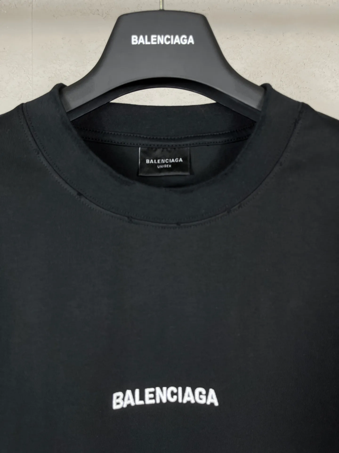 🅿️170 real photos [Top version. Official website quality] BALENCI*GA/25 new model. Distressed sleeveless T-shirt with Paris LOGO embroidery on the front and back #SS25 latest style. Research and development at the first time, different market currencies. Comparisons welcome. The fabric is made of Paris ZP custom-woven and dyed cotton double yarn. Weighing 260 grams, the cloth surface is clean. The cloth pattern is clear, soft and comfortable. The threads are dyed with no color difference. The embroidery is done with embroidery machines imported from Tajima, and the garments are washed and worn to make them look old. Jubie market currency. Welcome to compare. The version adopts OS loose shoulder design. Same style for men and women. Code: BL253695 Color: Beige, black Size: XS S M L