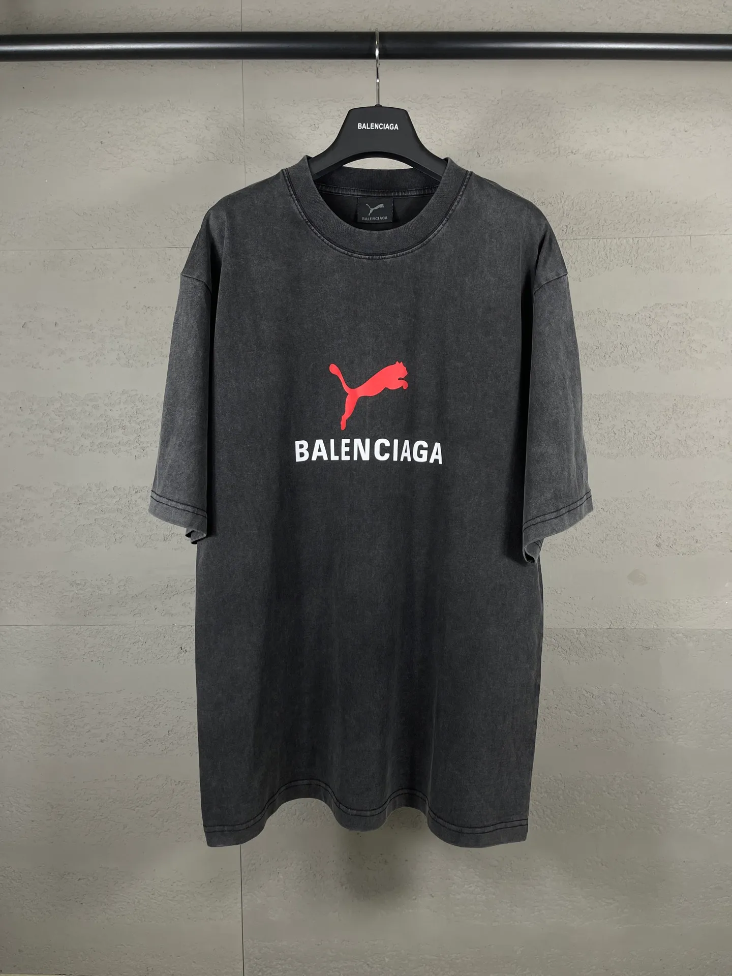 🅿️180 real photos [Top version. Official website quality] BALENCI*GA/26 new model. Paris co-branded puma series front printed washed short-sleeved T-shirt # SS26 latest model. Research and development at the first time, different market currencies. Comparisons welcome. The fabric is made of Paris ZP custom-woven and dyed cotton double yarn. Weighing 260 grams, the cloth surface is clean. The cloth pattern is clear, soft and comfortable. The threads are dyed with no color difference. The printing uses environmentally friendly imported rubber paddles, with clear letters and no burrs. Strong three-dimensional effect. Garment washing water. Jubie market currency. Welcome to compare. The version adopts OS loose shoulder design. Same style for men and women. Code: BL253716 Color: washed black, red, off-white Size: XS S M L