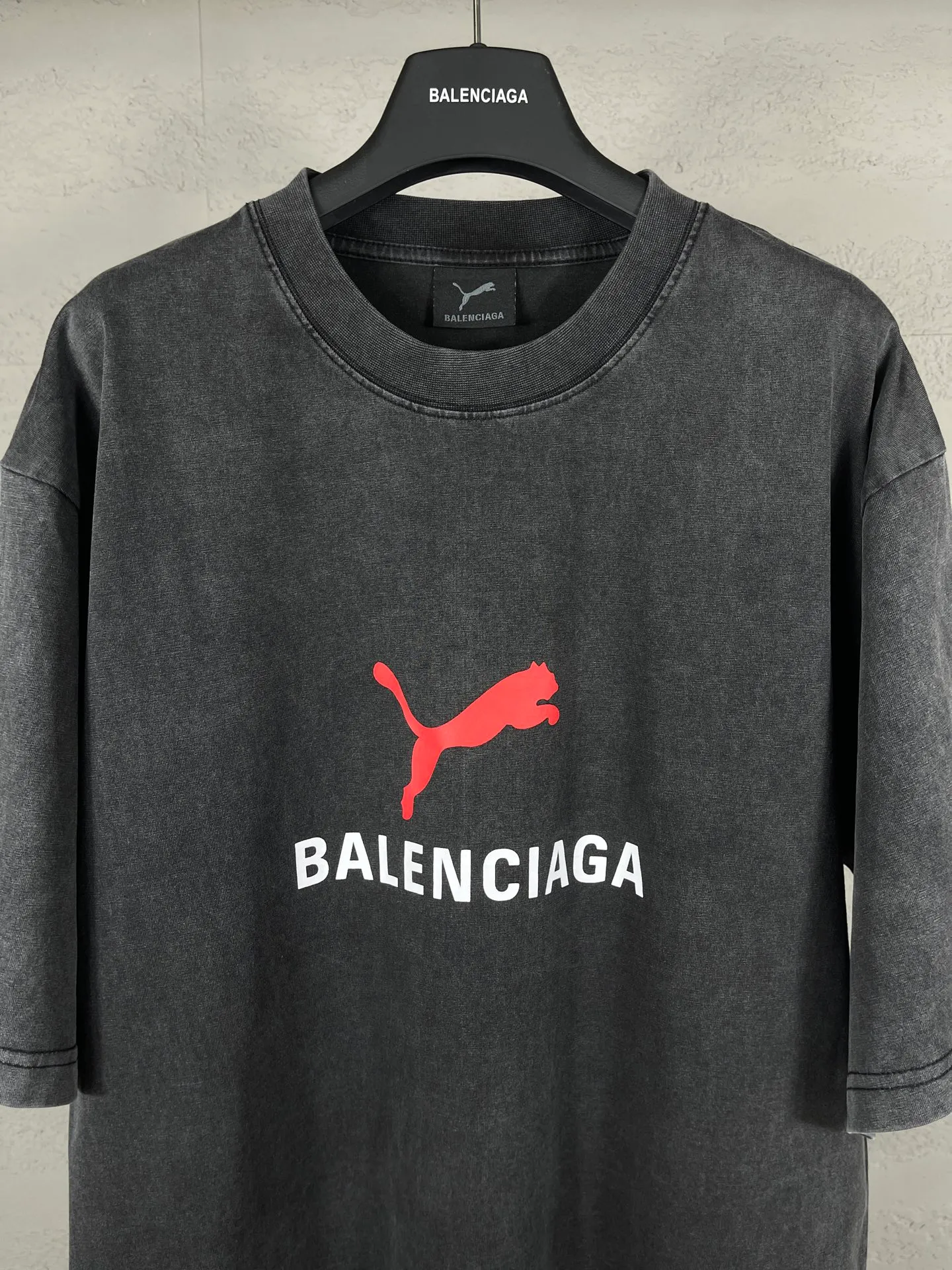 🅿️180 real photos [Top version. Official website quality] BALENCI*GA/26 new model. Paris co-branded puma series front printed washed short-sleeved T-shirt # SS26 latest model. Research and development at the first time, different market currencies. Comparisons welcome. The fabric is made of Paris ZP custom-woven and dyed cotton double yarn. Weighing 260 grams, the cloth surface is clean. The cloth pattern is clear, soft and comfortable. The threads are dyed with no color difference. The printing uses environmentally friendly imported rubber paddles, with clear letters and no burrs. Strong three-dimensional effect. Garment washing water. Jubie market currency. Welcome to compare. The version adopts OS loose shoulder design. Same style for men and women. Code: BL253716 Color: washed black, red, off-white Size: XS S M L