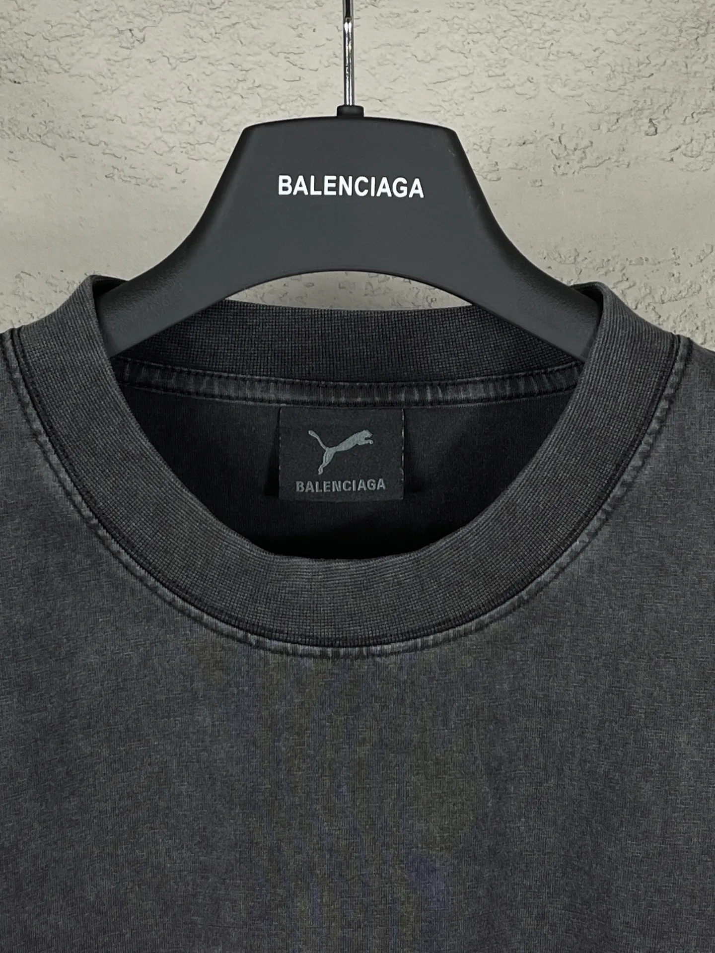 🅿️180 real photos [Top version. Official website quality] BALENCI*GA/26 new model. Paris co-branded puma series front printed washed short-sleeved T-shirt # SS26 latest model. Research and development at the first time, different market currencies. Comparisons welcome. The fabric is made of Paris ZP custom-woven and dyed cotton double yarn. Weighing 260 grams, the cloth surface is clean. The cloth pattern is clear, soft and comfortable. The threads are dyed with no color difference. The printing uses environmentally friendly imported rubber paddles, with clear letters and no burrs. Strong three-dimensional effect. Garment washing water. Jubie market currency. Welcome to compare. The version adopts OS loose shoulder design. Same style for men and women. Code: BL253716 Color: washed black, red, off-white Size: XS S M L