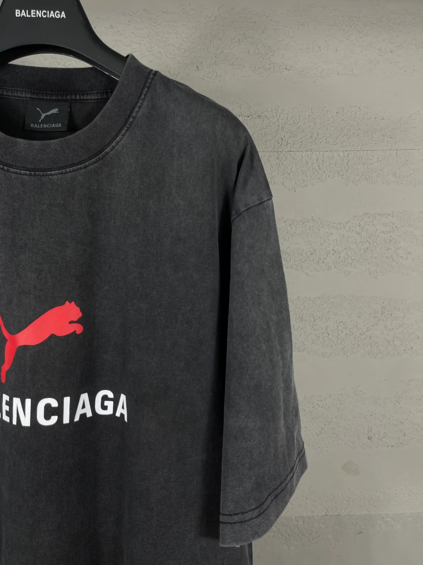 🅿️180 real photos [Top version. Official website quality] BALENCI*GA/26 new model. Paris co-branded puma series front printed washed short-sleeved T-shirt # SS26 latest model. Research and development at the first time, different market currencies. Comparisons welcome. The fabric is made of Paris ZP custom-woven and dyed cotton double yarn. Weighing 260 grams, the cloth surface is clean. The cloth pattern is clear, soft and comfortable. The threads are dyed with no color difference. The printing uses environmentally friendly imported rubber paddles, with clear letters and no burrs. Strong three-dimensional effect. Garment washing water. Jubie market currency. Welcome to compare. The version adopts OS loose shoulder design. Same style for men and women. Code: BL253716 Color: washed black, red, off-white Size: XS S M L