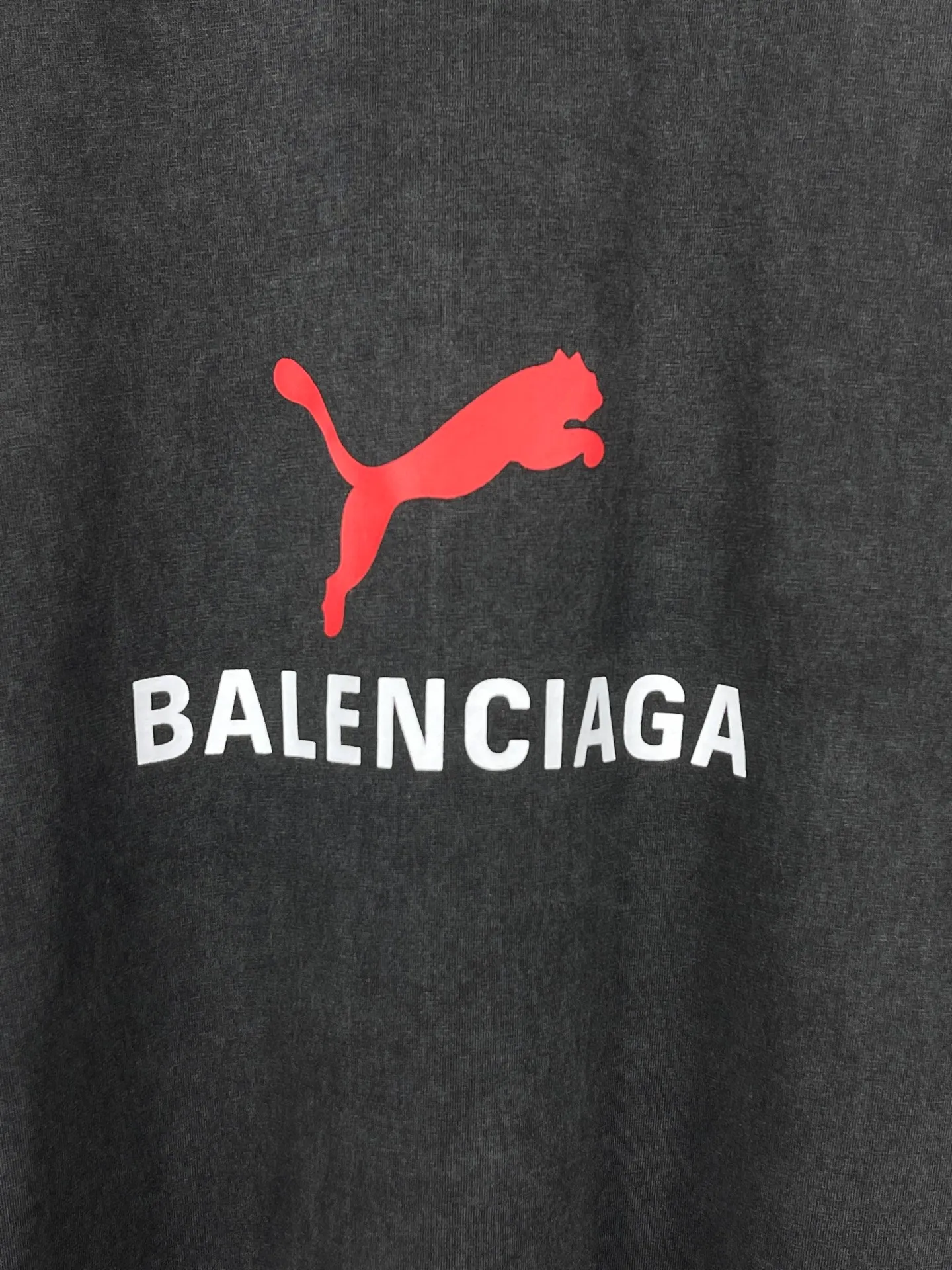 🅿️180 real photos [Top version. Official website quality] BALENCI*GA/26 new model. Paris co-branded puma series front printed washed short-sleeved T-shirt # SS26 latest model. Research and development at the first time, different market currencies. Comparisons welcome. The fabric is made of Paris ZP custom-woven and dyed cotton double yarn. Weighing 260 grams, the cloth surface is clean. The cloth pattern is clear, soft and comfortable. The threads are dyed with no color difference. The printing uses environmentally friendly imported rubber paddles, with clear letters and no burrs. Strong three-dimensional effect. Garment washing water. Jubie market currency. Welcome to compare. The version adopts OS loose shoulder design. Same style for men and women. Code: BL253716 Color: washed black, red, off-white Size: XS S M L