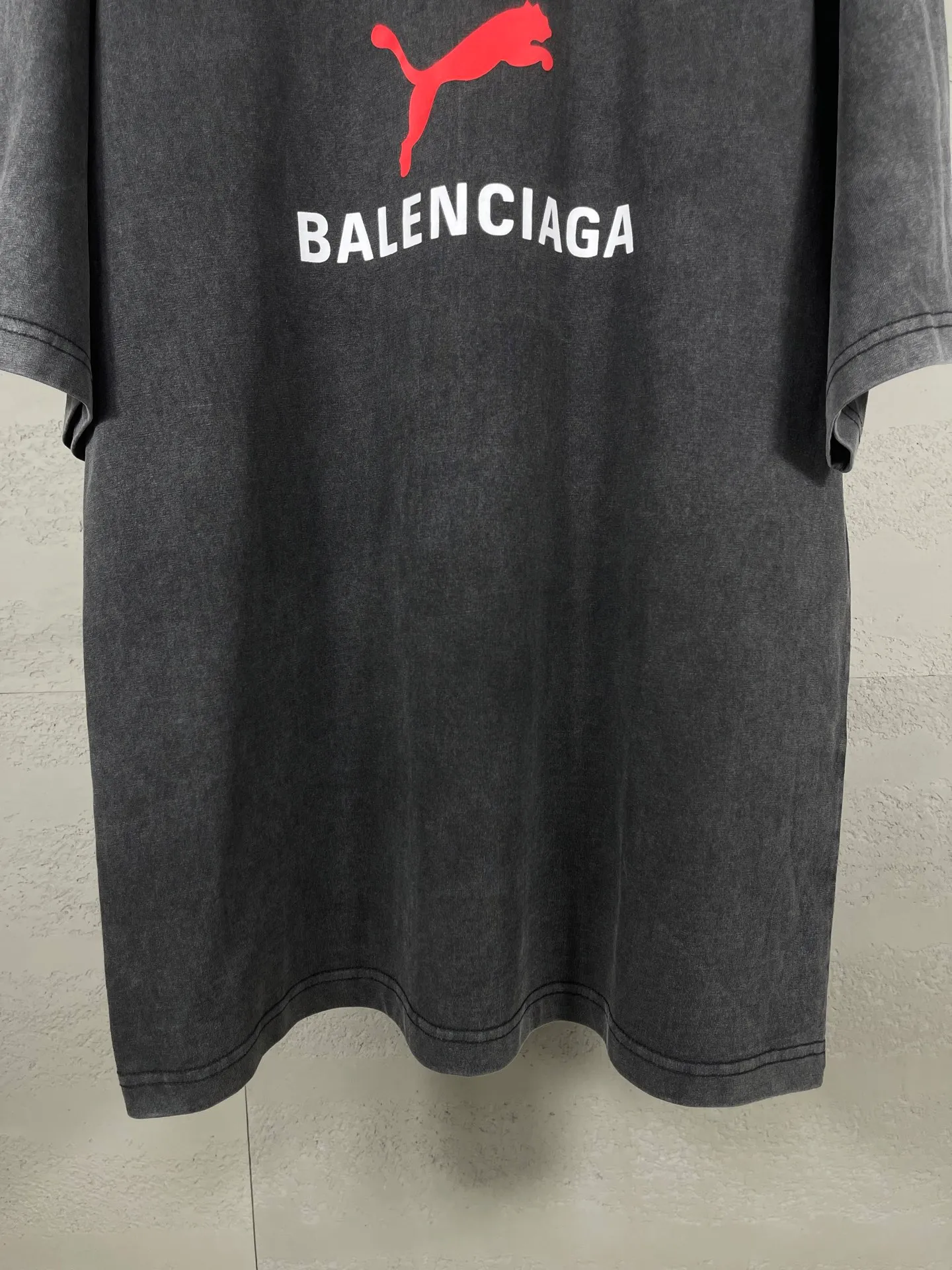 🅿️180 real photos [Top version. Official website quality] BALENCI*GA/26 new model. Paris co-branded puma series front printed washed short-sleeved T-shirt # SS26 latest model. Research and development at the first time, different market currencies. Comparisons welcome. The fabric is made of Paris ZP custom-woven and dyed cotton double yarn. Weighing 260 grams, the cloth surface is clean. The cloth pattern is clear, soft and comfortable. The threads are dyed with no color difference. The printing uses environmentally friendly imported rubber paddles, with clear letters and no burrs. Strong three-dimensional effect. Garment washing water. Jubie market currency. Welcome to compare. The version adopts OS loose shoulder design. Same style for men and women. Code: BL253716 Color: washed black, red, off-white Size: XS S M L