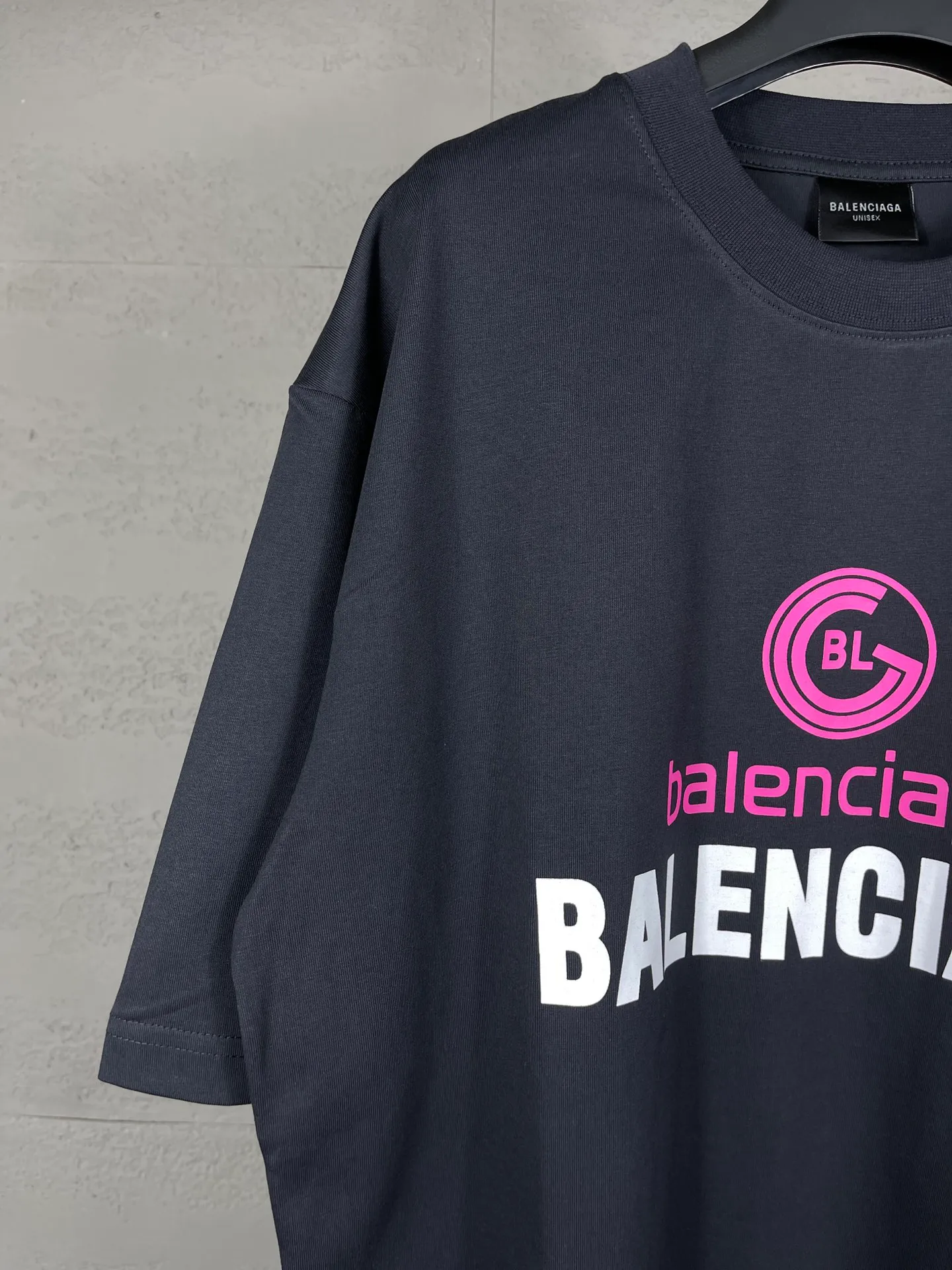 🅿️170 real photos [Top version. Official website quality] BALENCI*GA/Paris. 2024 new style. New LOGO printed short-sleeved T-shirt, brick cabinet synchronization. Genuine product developed at the first time, happy to print and compare! The fabric is made of Paris ZP custom-woven and dyed cotton double yarn. Weighing 260 grams, the cloth surface is clean. The cloth pattern is clear, soft and comfortable. The threads are dyed with no color difference. The classic LOGO is printed using environmentally friendly imported materials, with clear letters and a three-dimensional effect. Restore the brick cabinet. Welcome to compare, the version adopts the OS loose shoulder version. Same style for men and women Coding: BL233316 Color: gray blue, white Size: XS to L
