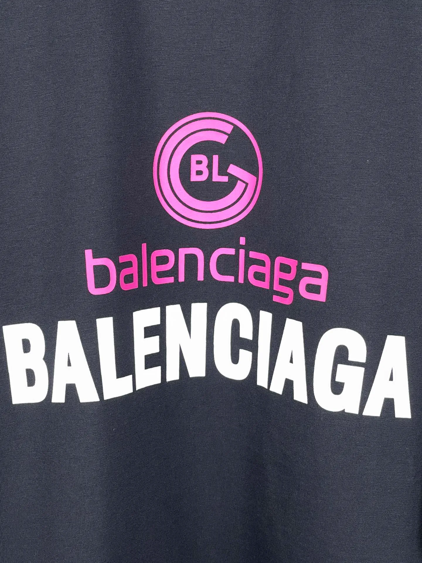 🅿️170 real photos [Top version. Official website quality] BALENCI*GA/Paris. 2024 new style. New LOGO printed short-sleeved T-shirt, brick cabinet synchronization. Genuine product developed at the first time, happy to print and compare! The fabric is made of Paris ZP custom-woven and dyed cotton double yarn. Weighing 260 grams, the cloth surface is clean. The cloth pattern is clear, soft and comfortable. The threads are dyed with no color difference. The classic LOGO is printed using environmentally friendly imported materials, with clear letters and a three-dimensional effect. Restore the brick cabinet. Welcome to compare, the version adopts the OS loose shoulder version. Same style for men and women Coding: BL233316 Color: gray blue, white Size: XS to L